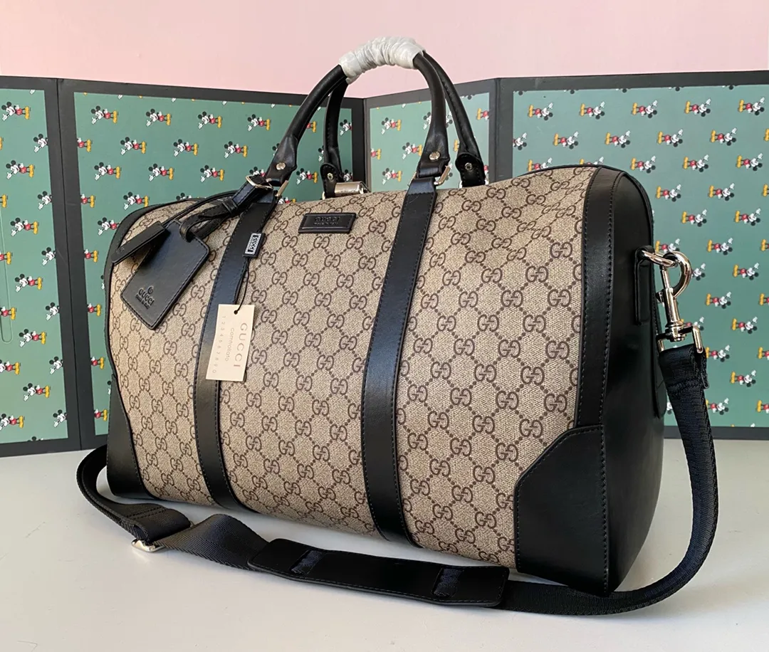 💰380 🆕GUCCI💝💝The latest small travel bag💗The texture is super soft and made of soft GG Supreme high-grade man-made canvas. This material is a softer version of GG Supreme high-grade man-made canvas. It is covered with microfiber fabric, decorated with GG patterns, and matched with black imported cowhide piping. It is full of personality! Comes with a detachable webbing shoulder strap. Style number: 474131 Kehu. Size: 45*27*24