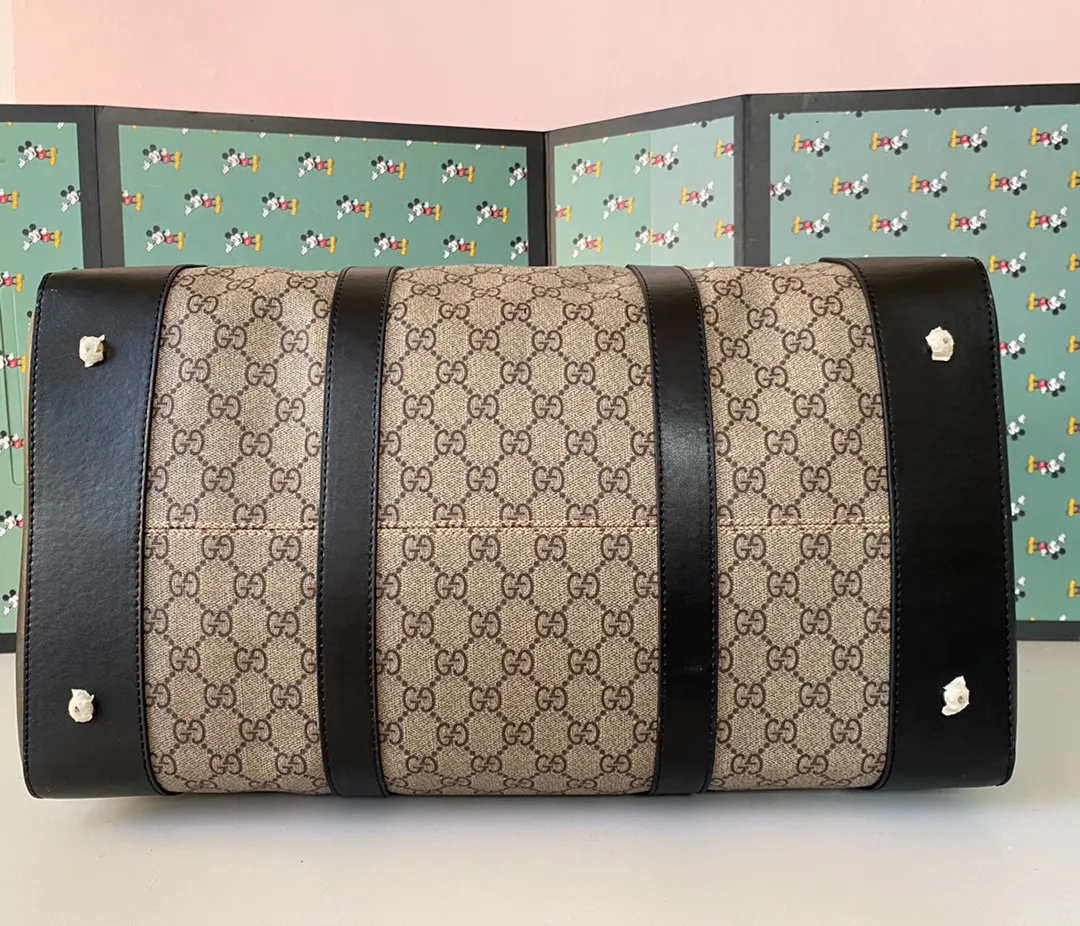 💰380 🆕GUCCI💝💝The latest small travel bag💗The texture is super soft and made of soft GG Supreme high-grade man-made canvas. This material is a softer version of GG Supreme high-grade man-made canvas. It is covered with microfiber fabric, decorated with GG patterns, and matched with black imported cowhide piping. It is full of personality! Comes with a detachable webbing shoulder strap. Style number: 474131 Kehu. Size: 45*27*24