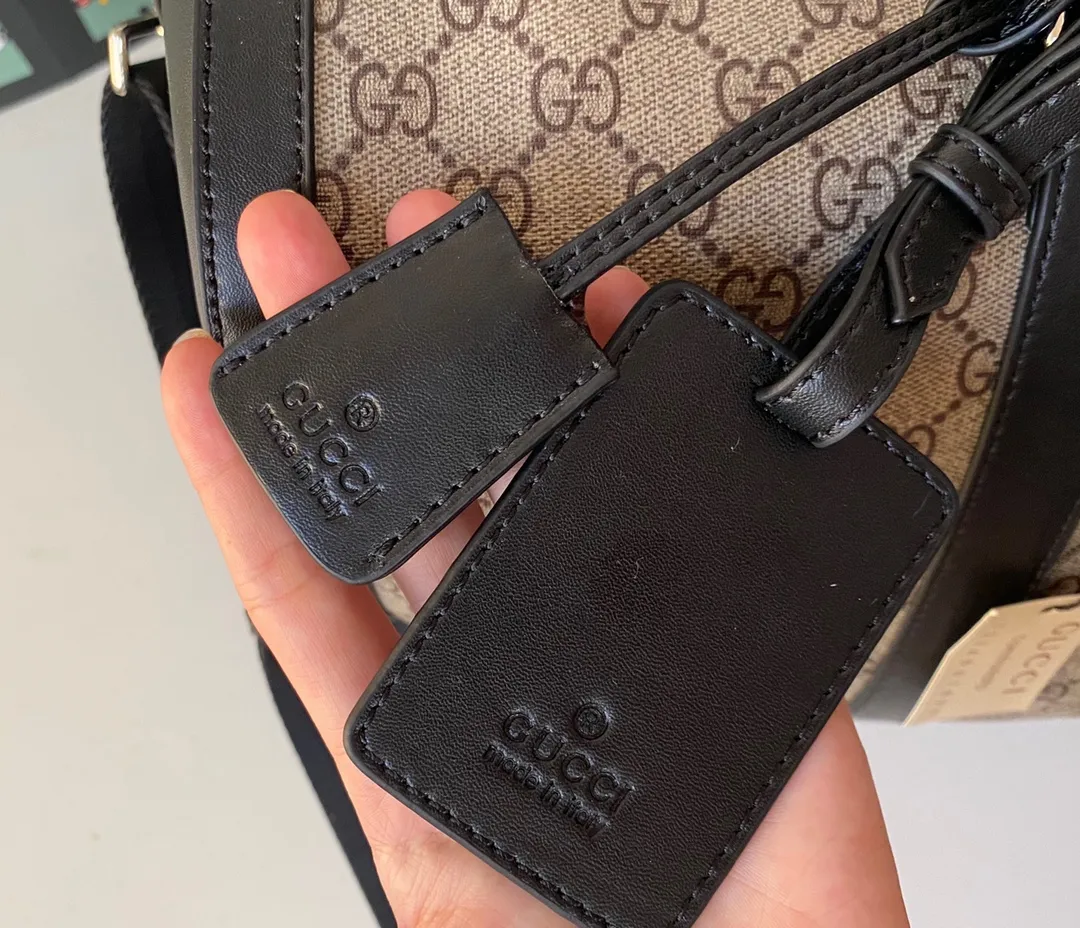 💰380 🆕GUCCI💝💝The latest small travel bag💗The texture is super soft and made of soft GG Supreme high-grade man-made canvas. This material is a softer version of GG Supreme high-grade man-made canvas. It is covered with microfiber fabric, decorated with GG patterns, and matched with black imported cowhide piping. It is full of personality! Comes with a detachable webbing shoulder strap. Style number: 474131 Kehu. Size: 45*27*24