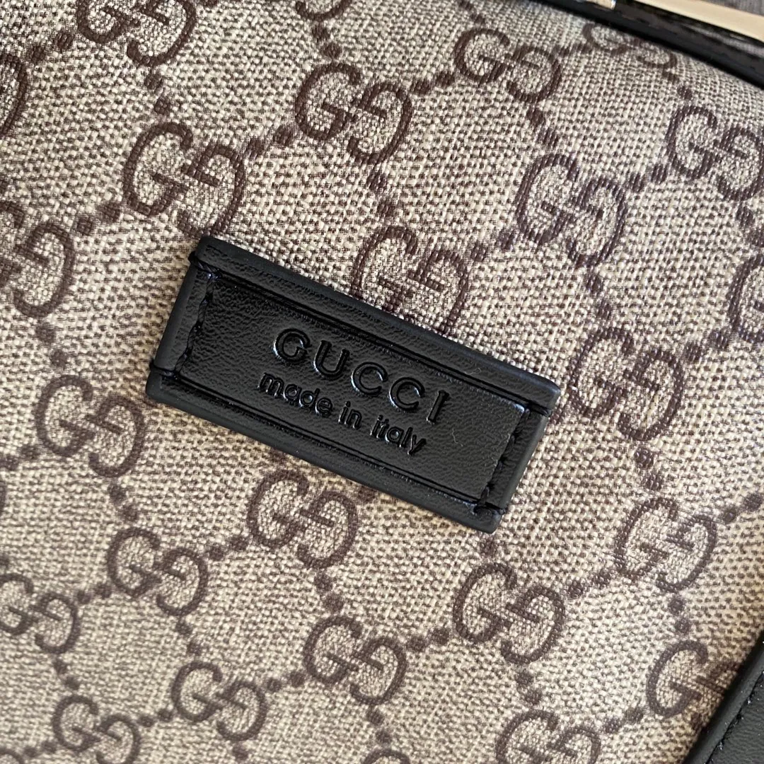 💰380 🆕GUCCI💝💝The latest small travel bag💗The texture is super soft and made of soft GG Supreme high-grade man-made canvas. This material is a softer version of GG Supreme high-grade man-made canvas. It is covered with microfiber fabric, decorated with GG patterns, and matched with black imported cowhide piping. It is full of personality! Comes with a detachable webbing shoulder strap. Style number: 474131 Kehu. Size: 45*27*24