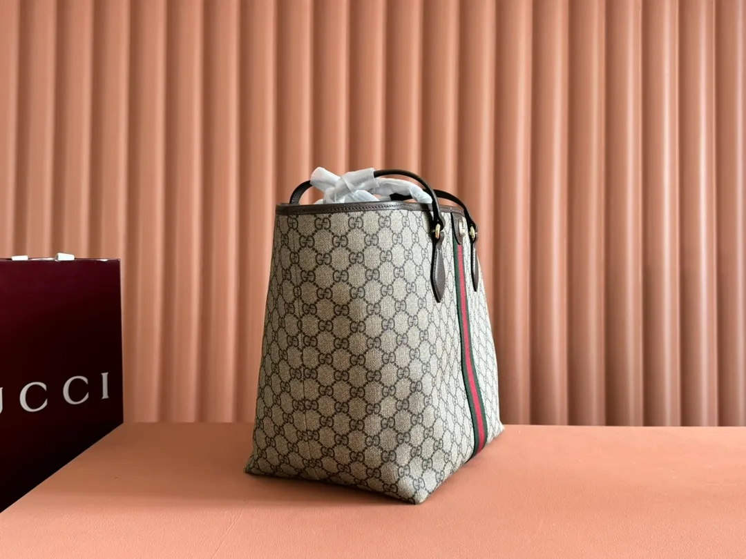 p1060💋💋💋【With full set of original counter packaging】【New Product】The Ophidia series dazzlingly presents novel silhouettes and functions. It is ingeniously interpreted in iconic beige and brown colors to create a new bag item with soft texture. Beige and dark brown GG canvas Brown leather trim Light gold tone hardware Green cotton lining Interior: one open pocket and one zipped pocket Carry handles (24 cm high) Ref.: 836829. Dimensions: 31cm (width) x 28.5cm (height) x 20cm (depth) Weight: approx. 0.9kg Color: Brown/PVC. Made in Italy