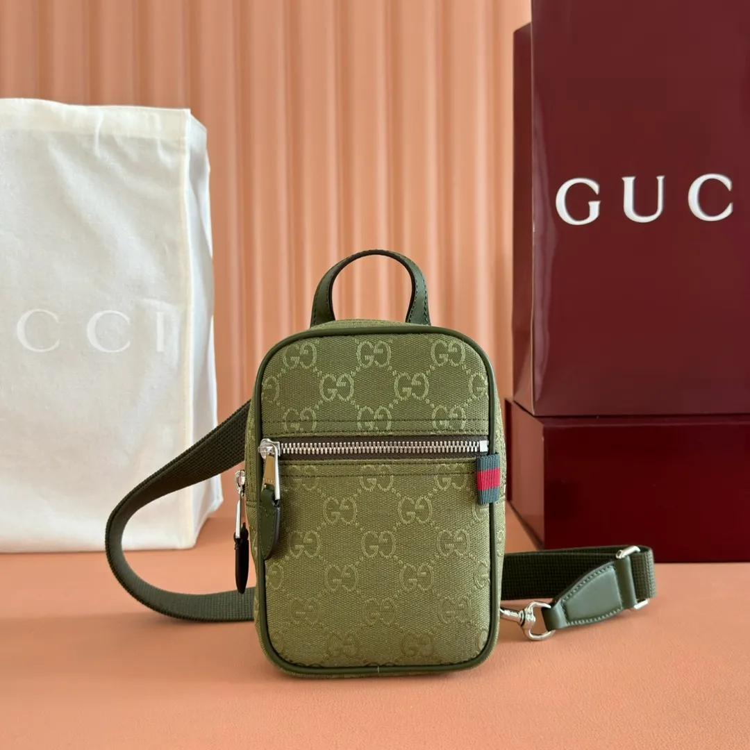 p760💋💋💋 Comes with a full set of original counter packaging [New product] This small crossbody bag is crafted with GG canvas, paying tribute to the instantly recognizable monogram pattern of the brand's founder, Guccio Gucci. Interpreting a new forest green tone, it adds a modern touch to daily accessories, and the webbing details double the charm of the entire design. Forest green GG canvas, forest green leather piping, red and green webbing details, nylon lining, zipper closure, model number: 834258. Dimensions: 12.5cm (width) x 17.5cm (height) x 4cm (depth) Color: forest green cloth/original leather. Made in Italy
