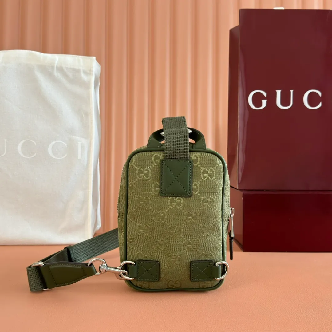 p760💋💋💋 Comes with a full set of original counter packaging [New product] This small crossbody bag is crafted with GG canvas, paying tribute to the instantly recognizable monogram pattern of the brand's founder, Guccio Gucci. Interpreting a new forest green tone, it adds a modern touch to daily accessories, and the webbing details double the charm of the entire design. Forest green GG canvas, forest green leather piping, red and green webbing details, nylon lining, zipper closure, model number: 834258. Dimensions: 12.5cm (width) x 17.5cm (height) x 4cm (depth) Color: forest green cloth/original leather. Made in Italy