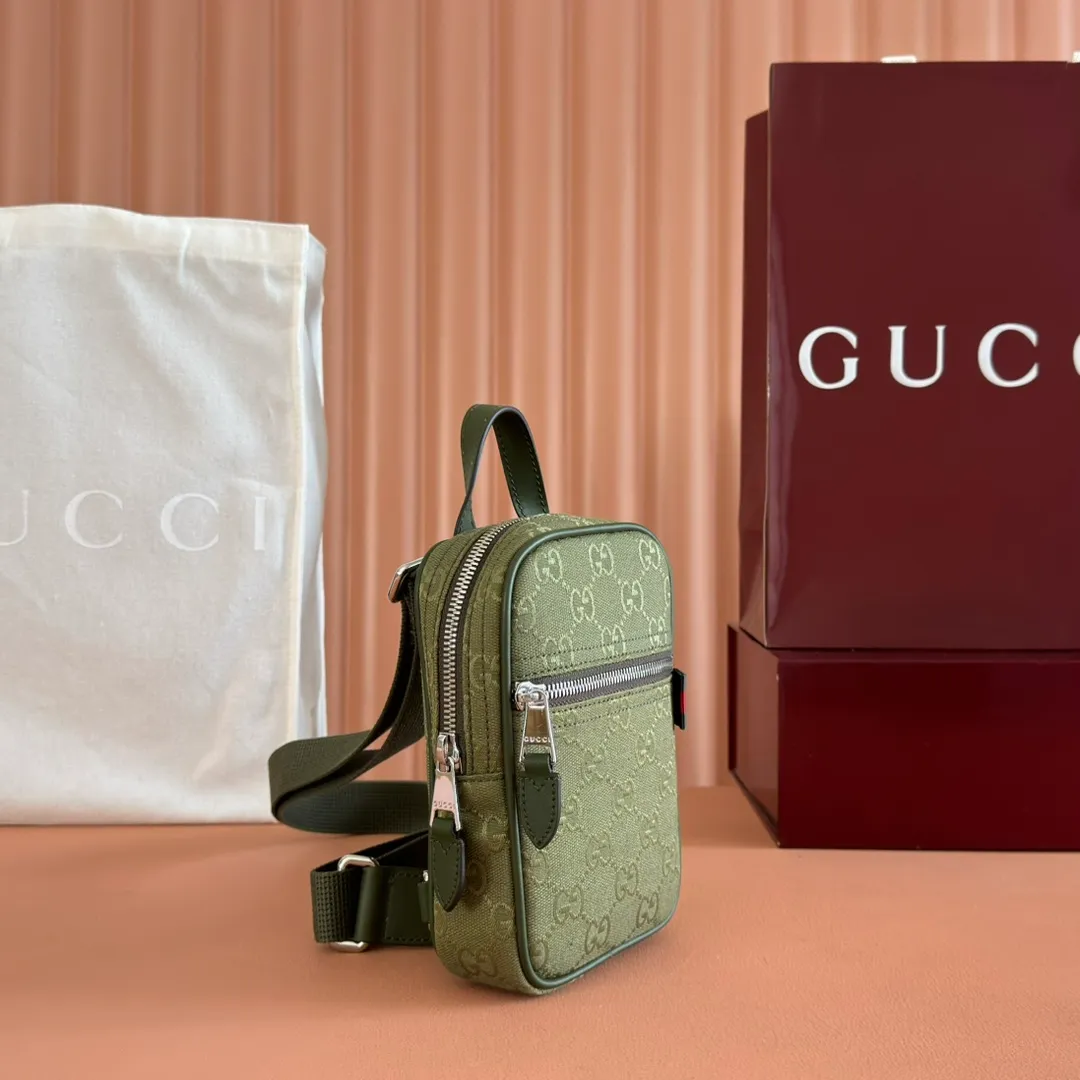 p760💋💋💋 Comes with a full set of original counter packaging [New product] This small crossbody bag is crafted with GG canvas, paying tribute to the instantly recognizable monogram pattern of the brand's founder, Guccio Gucci. Interpreting a new forest green tone, it adds a modern touch to daily accessories, and the webbing details double the charm of the entire design. Forest green GG canvas, forest green leather piping, red and green webbing details, nylon lining, zipper closure, model number: 834258. Dimensions: 12.5cm (width) x 17.5cm (height) x 4cm (depth) Color: forest green cloth/original leather. Made in Italy