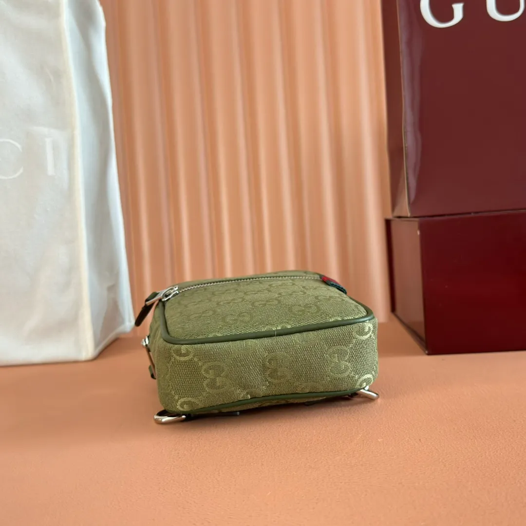 p760💋💋💋 Comes with a full set of original counter packaging [New product] This small crossbody bag is crafted with GG canvas, paying tribute to the instantly recognizable monogram pattern of the brand's founder, Guccio Gucci. Interpreting a new forest green tone, it adds a modern touch to daily accessories, and the webbing details double the charm of the entire design. Forest green GG canvas, forest green leather piping, red and green webbing details, nylon lining, zipper closure, model number: 834258. Dimensions: 12.5cm (width) x 17.5cm (height) x 4cm (depth) Color: forest green cloth/original leather. Made in Italy