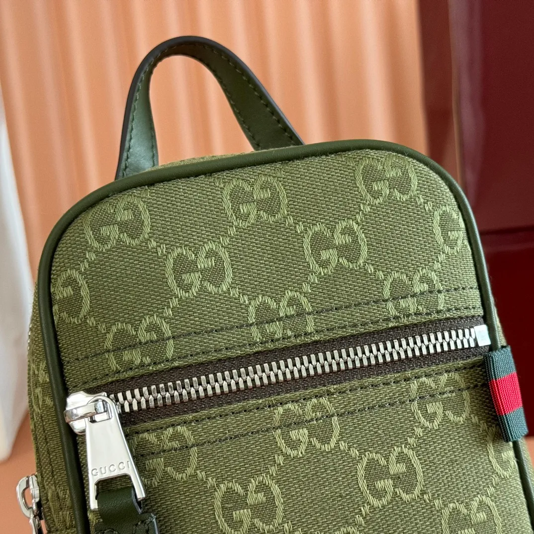 p760💋💋💋 Comes with a full set of original counter packaging [New product] This small crossbody bag is crafted with GG canvas, paying tribute to the instantly recognizable monogram pattern of the brand's founder, Guccio Gucci. Interpreting a new forest green tone, it adds a modern touch to daily accessories, and the webbing details double the charm of the entire design. Forest green GG canvas, forest green leather piping, red and green webbing details, nylon lining, zipper closure, model number: 834258. Dimensions: 12.5cm (width) x 17.5cm (height) x 4cm (depth) Color: forest green cloth/original leather. Made in Italy