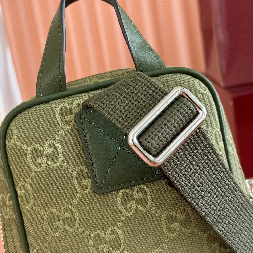 p760💋💋💋 Comes with a full set of original counter packaging [New product] This small crossbody bag is crafted with GG canvas, paying tribute to the instantly recognizable monogram pattern of the brand's founder, Guccio Gucci. Interpreting a new forest green tone, it adds a modern touch to daily accessories, and the webbing details double the charm of the entire design. Forest green GG canvas, forest green leather piping, red and green webbing details, nylon lining, zipper closure, model number: 834258. Dimensions: 12.5cm (width) x 17.5cm (height) x 4cm (depth) Color: forest green cloth/original leather. Made in Italy