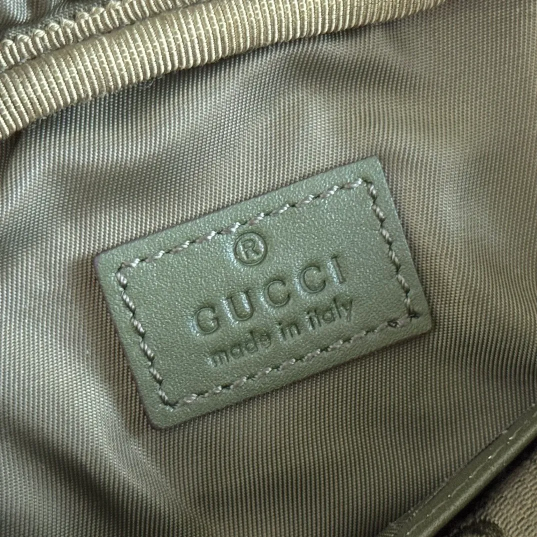 p760💋💋💋 Comes with a full set of original counter packaging [New product] This small crossbody bag is crafted with GG canvas, paying tribute to the instantly recognizable monogram pattern of the brand's founder, Guccio Gucci. Interpreting a new forest green tone, it adds a modern touch to daily accessories, and the webbing details double the charm of the entire design. Forest green GG canvas, forest green leather piping, red and green webbing details, nylon lining, zipper closure, model number: 834258. Dimensions: 12.5cm (width) x 17.5cm (height) x 4cm (depth) Color: forest green cloth/original leather. Made in Italy