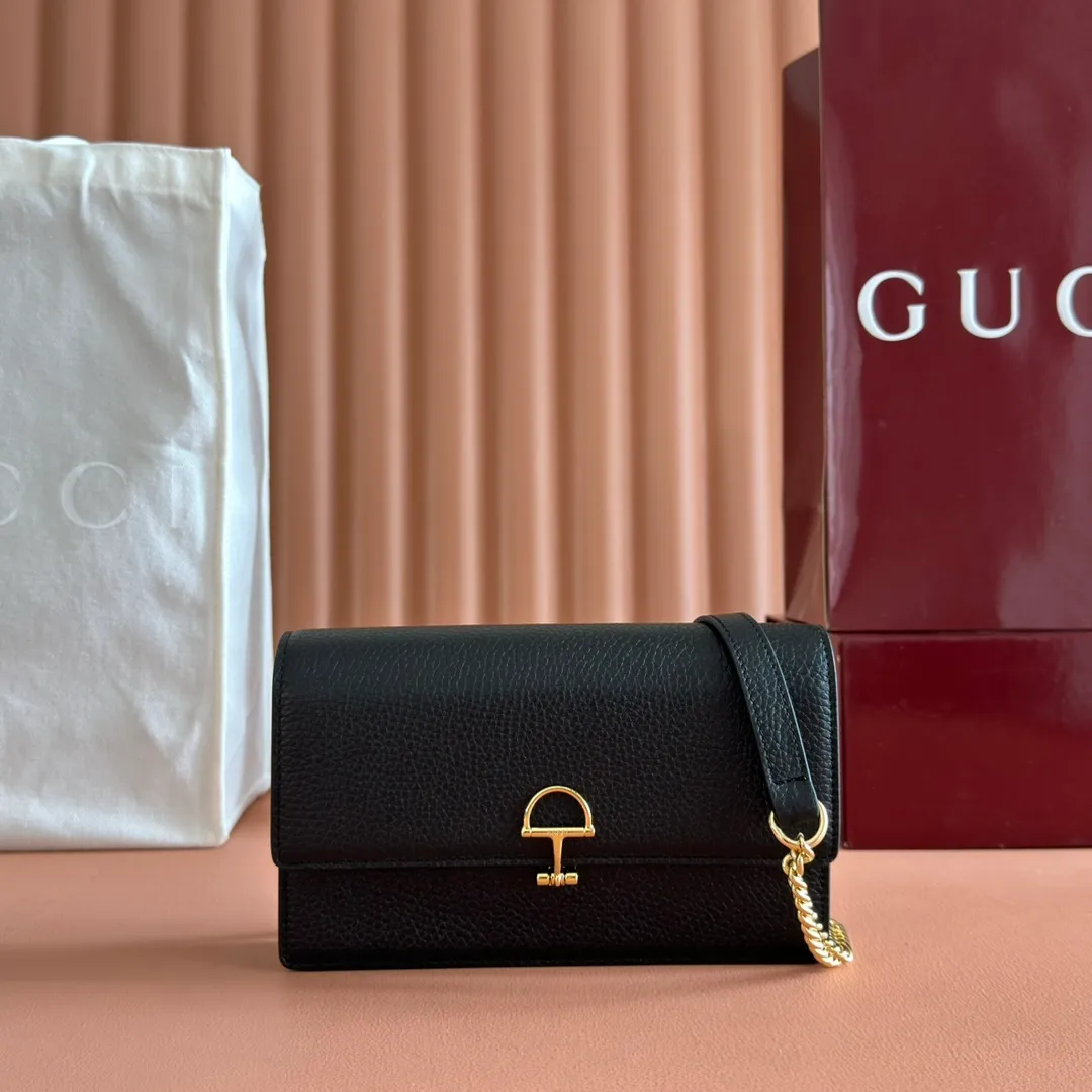 p720💋💋💋"With full set of original counter packaging" [New product] This Gucci Softbit series shoulder bag is ingeniously integrated with the brand's classic equestrian style accessories in the shape of a large half-horse bit. Black grained cow leather. Light gold-tone hardware. Black microfiber lining. Half horsebit buckle. Ident.: 837373. Dimensions: 20x13x6cm.