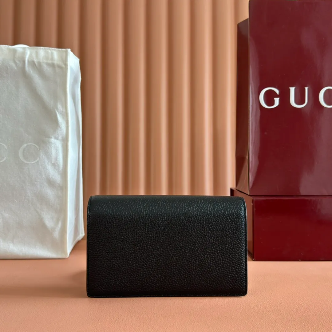 p720💋💋💋"With full set of original counter packaging" [New product] This Gucci Softbit series shoulder bag is ingeniously integrated with the brand's classic equestrian style accessories in the shape of a large half-horse bit. Black grained cow leather. Light gold-tone hardware. Black microfiber lining. Half horsebit buckle. Ident.: 837373. Dimensions: 20x13x6cm.