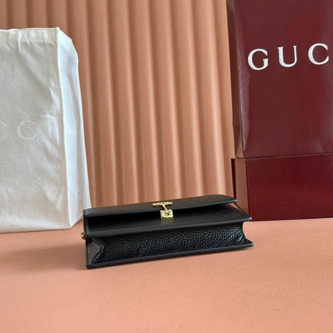 p720💋💋💋"With full set of original counter packaging" [New product] This Gucci Softbit series shoulder bag is ingeniously integrated with the brand's classic equestrian style accessories in the shape of a large half-horse bit. Black grained cow leather. Light gold-tone hardware. Black microfiber lining. Half horsebit buckle. Ident.: 837373. Dimensions: 20x13x6cm.