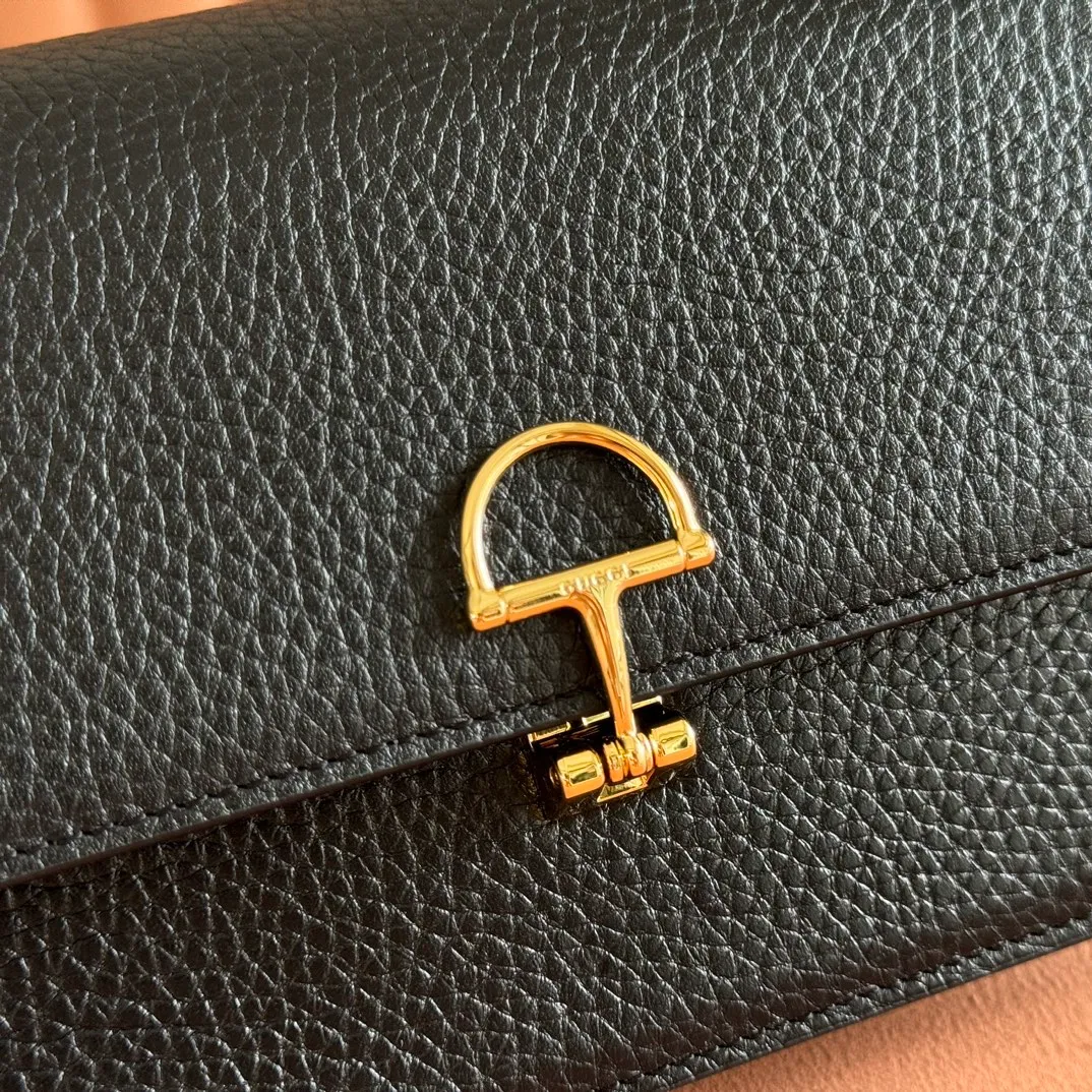 p720💋💋💋"With full set of original counter packaging" [New product] This Gucci Softbit series shoulder bag is ingeniously integrated with the brand's classic equestrian style accessories in the shape of a large half-horse bit. Black grained cow leather. Light gold-tone hardware. Black microfiber lining. Half horsebit buckle. Ident.: 837373. Dimensions: 20x13x6cm.