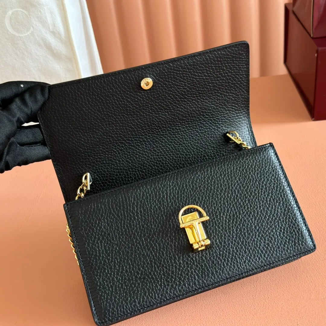 p720💋💋💋"With full set of original counter packaging" [New product] This Gucci Softbit series shoulder bag is ingeniously integrated with the brand's classic equestrian style accessories in the shape of a large half-horse bit. Black grained cow leather. Light gold-tone hardware. Black microfiber lining. Half horsebit buckle. Ident.: 837373. Dimensions: 20x13x6cm.