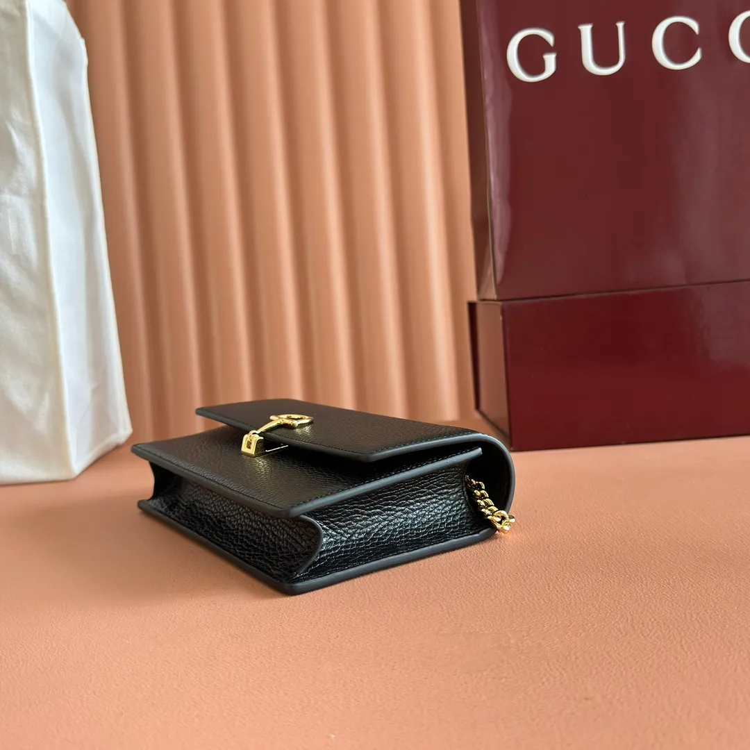 p720💋💋💋"With full set of original counter packaging" [New product] This Gucci Softbit series shoulder bag is ingeniously integrated with the brand's classic equestrian style accessories in the shape of a large half-horse bit. Black grained cow leather. Light gold-tone hardware. Black microfiber lining. Half horsebit buckle. Ident.: 837373. Dimensions: 20x13x6cm.