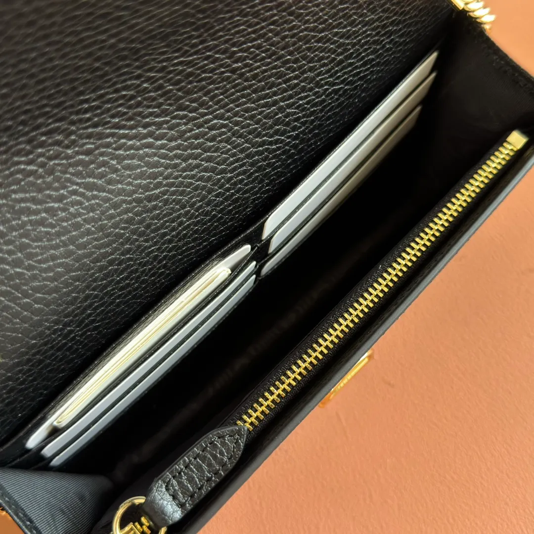 p720💋💋💋"With full set of original counter packaging" [New product] This Gucci Softbit series shoulder bag is ingeniously integrated with the brand's classic equestrian style accessories in the shape of a large half-horse bit. Black grained cow leather. Light gold-tone hardware. Black microfiber lining. Half horsebit buckle. Ident.: 837373. Dimensions: 20x13x6cm.