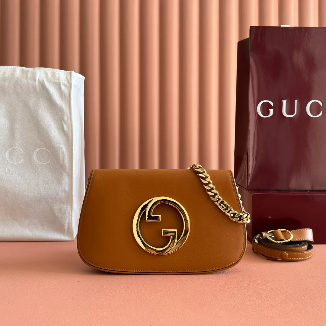p1380. 📣📣📣【Original leather accessories🌈 Equipped with full counter packaging】🔥🔥This shoulder bag is made of GGSupreme canvas with an exquisite chain strap design, exuding a classic and timeless elegance. Round structure for a refreshed style. Round interlocking Double G shoulder bag. The long-standing G family's initials intertwined pattern enhances the style of the entire item. The extraordinary charm of the series is original leather💐Material✨Using counter-quality imported PVC waterproof fabric and imported cowhide, paired with authentic open-version hardware. Model: 699268 Size: 28x16x4.
