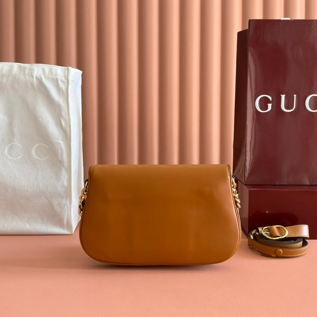 p1380. 📣📣📣【Original leather accessories🌈 Equipped with full counter packaging】🔥🔥This shoulder bag is made of GGSupreme canvas with an exquisite chain strap design, exuding a classic and timeless elegance. Round structure for a refreshed style. Round interlocking Double G shoulder bag. The long-standing G family's initials intertwined pattern enhances the style of the entire item. The extraordinary charm of the series is original leather💐Material✨Using counter-quality imported PVC waterproof fabric and imported cowhide, paired with authentic open-version hardware. Model: 699268 Size: 28x16x4.