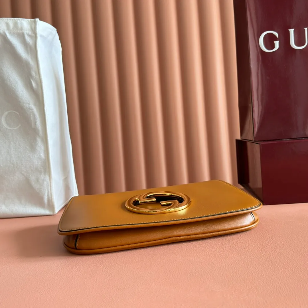 p1380. 📣📣📣【Original leather accessories🌈 Equipped with full counter packaging】🔥🔥This shoulder bag is made of GGSupreme canvas with an exquisite chain strap design, exuding a classic and timeless elegance. Round structure for a refreshed style. Round interlocking Double G shoulder bag. The long-standing G family's initials intertwined pattern enhances the style of the entire item. The extraordinary charm of the series is original leather💐Material✨Using counter-quality imported PVC waterproof fabric and imported cowhide, paired with authentic open-version hardware. Model: 699268 Size: 28x16x4.