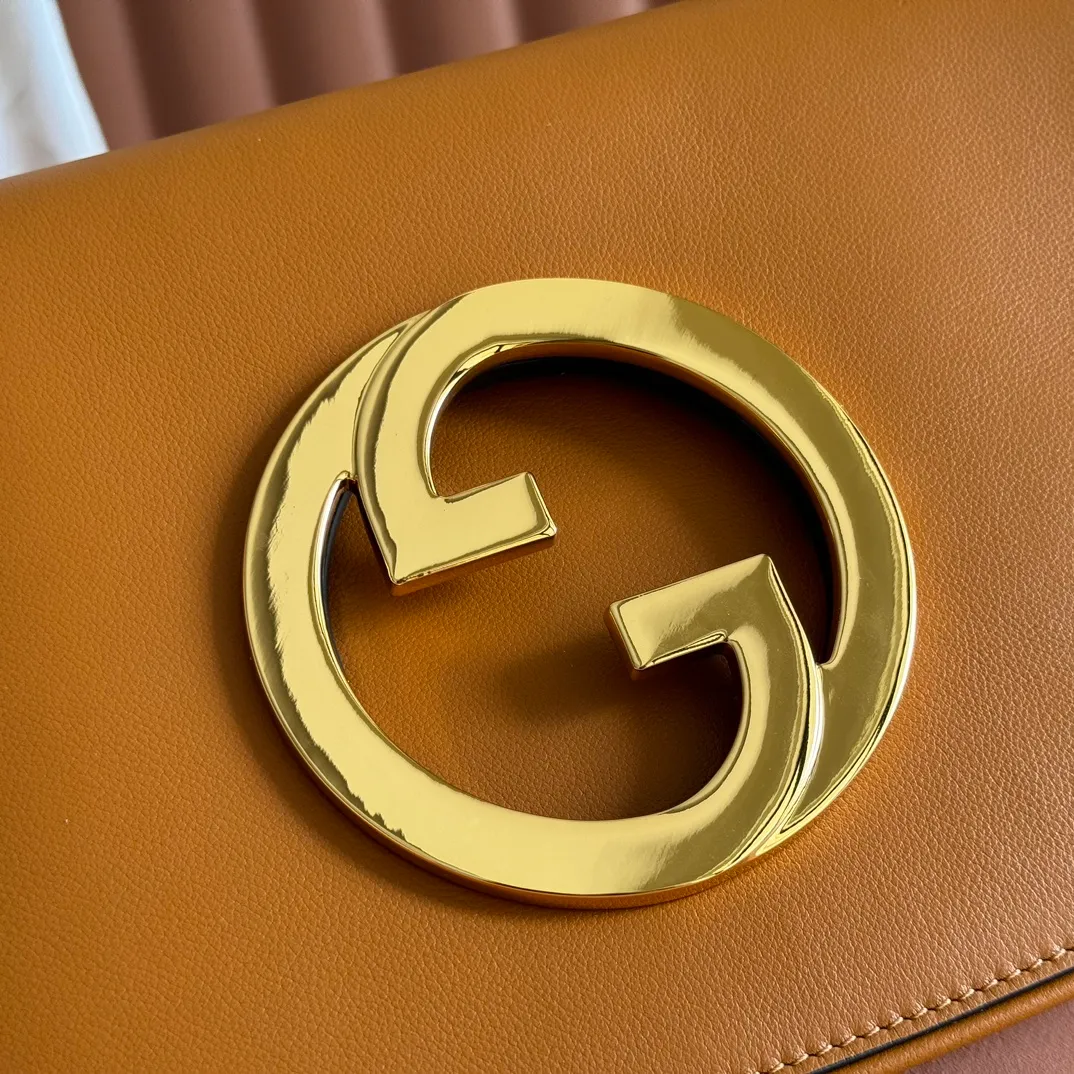 p1380. 📣📣📣【Original leather accessories🌈 Equipped with full counter packaging】🔥🔥This shoulder bag is made of GGSupreme canvas with an exquisite chain strap design, exuding a classic and timeless elegance. Round structure for a refreshed style. Round interlocking Double G shoulder bag. The long-standing G family's initials intertwined pattern enhances the style of the entire item. The extraordinary charm of the series is original leather💐Material✨Using counter-quality imported PVC waterproof fabric and imported cowhide, paired with authentic open-version hardware. Model: 699268 Size: 28x16x4.