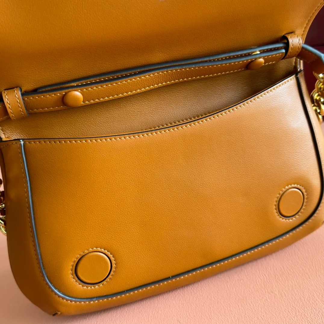 p1380. 📣📣📣【Original leather accessories🌈 Equipped with full counter packaging】🔥🔥This shoulder bag is made of GGSupreme canvas with an exquisite chain strap design, exuding a classic and timeless elegance. Round structure for a refreshed style. Round interlocking Double G shoulder bag. The long-standing G family's initials intertwined pattern enhances the style of the entire item. The extraordinary charm of the series is original leather💐Material✨Using counter-quality imported PVC waterproof fabric and imported cowhide, paired with authentic open-version hardware. Model: 699268 Size: 28x16x4.