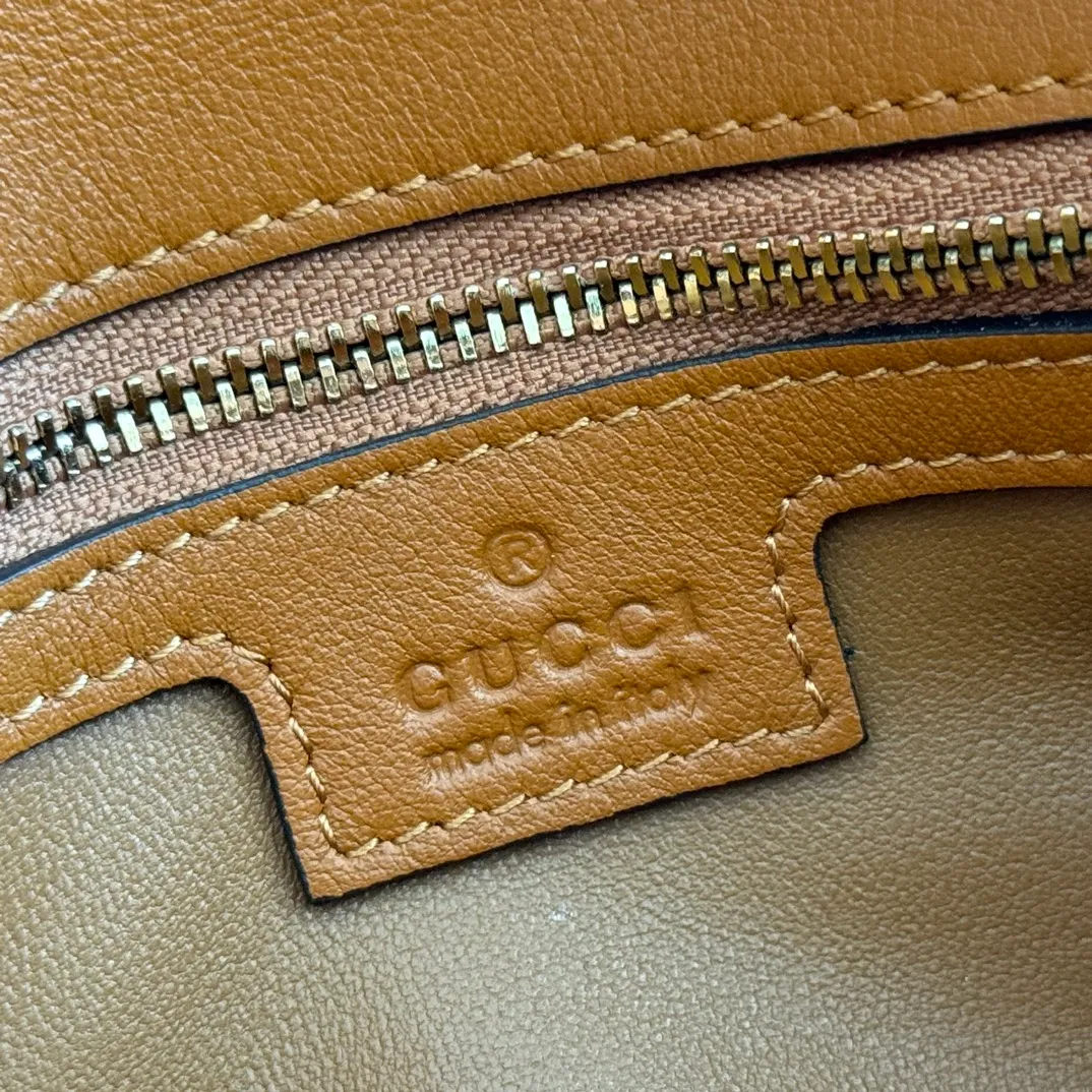 p1380. 📣📣📣【Original leather accessories🌈 Equipped with full counter packaging】🔥🔥This shoulder bag is made of GGSupreme canvas with an exquisite chain strap design, exuding a classic and timeless elegance. Round structure for a refreshed style. Round interlocking Double G shoulder bag. The long-standing G family's initials intertwined pattern enhances the style of the entire item. The extraordinary charm of the series is original leather💐Material✨Using counter-quality imported PVC waterproof fabric and imported cowhide, paired with authentic open-version hardware. Model: 699268 Size: 28x16x4.