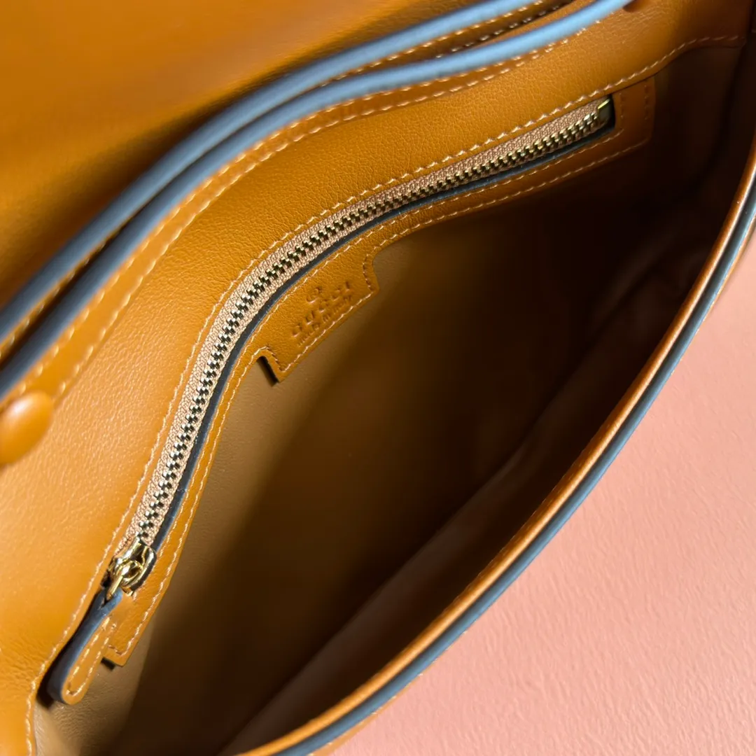 p1380. 📣📣📣【Original leather accessories🌈 Equipped with full counter packaging】🔥🔥This shoulder bag is made of GGSupreme canvas with an exquisite chain strap design, exuding a classic and timeless elegance. Round structure for a refreshed style. Round interlocking Double G shoulder bag. The long-standing G family's initials intertwined pattern enhances the style of the entire item. The extraordinary charm of the series is original leather💐Material✨Using counter-quality imported PVC waterproof fabric and imported cowhide, paired with authentic open-version hardware. Model: 699268 Size: 28x16x4.
