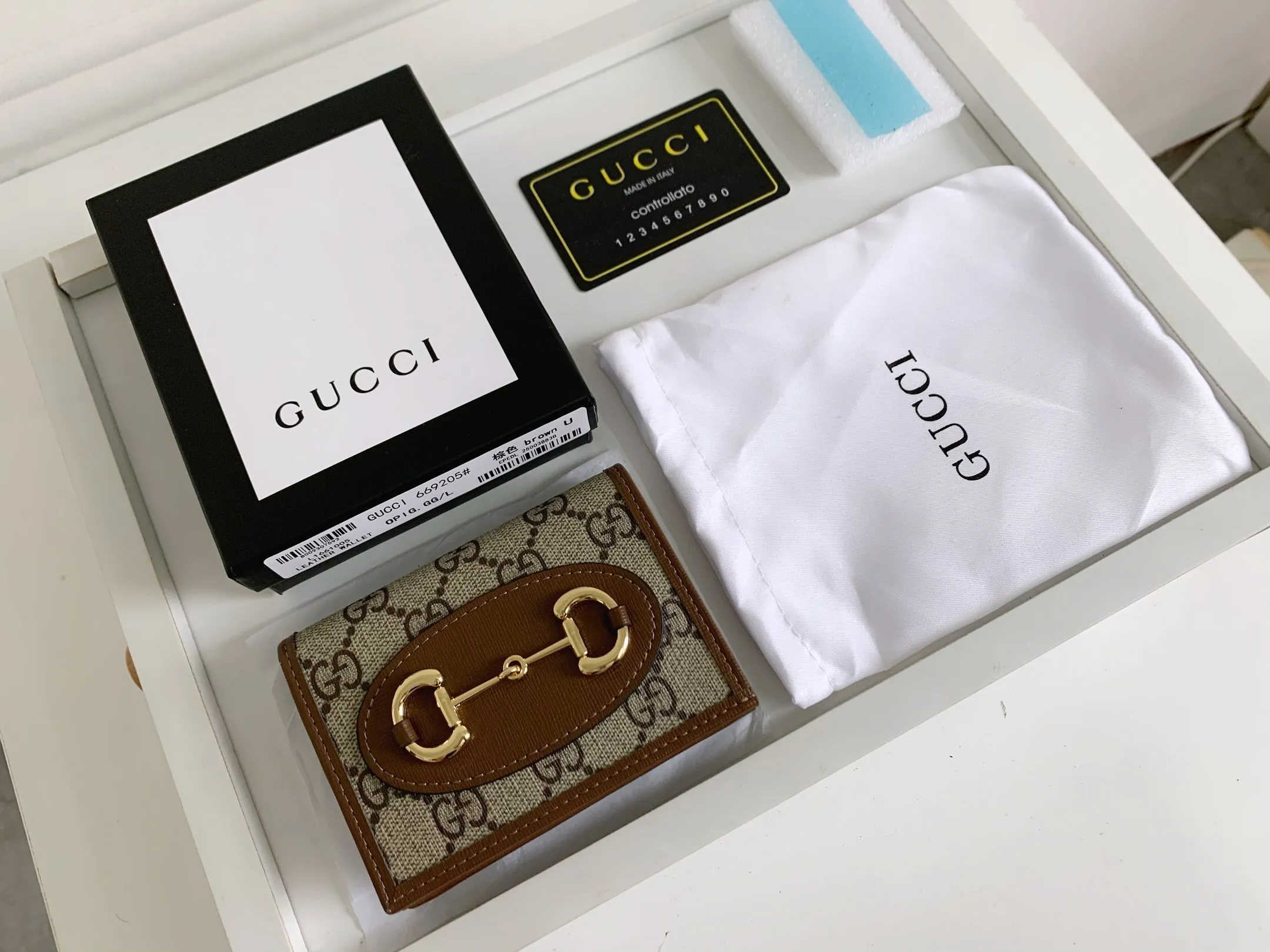 💰140 💎Top original version In the 2020 spring and summer series, the Gucci 1955 horsebit card holder made of GG Supreme high-grade artificial canvas and brown leather is newly launched. This series adopts the same double-ring and long strip design as the handbags. This detail is inspired by the brand’s equestrian roots. It is one of Gucci’s classic heritage and one of the brand’s most representative symbolic elements. Model: 621887. Size: 11.5x8.5x3.