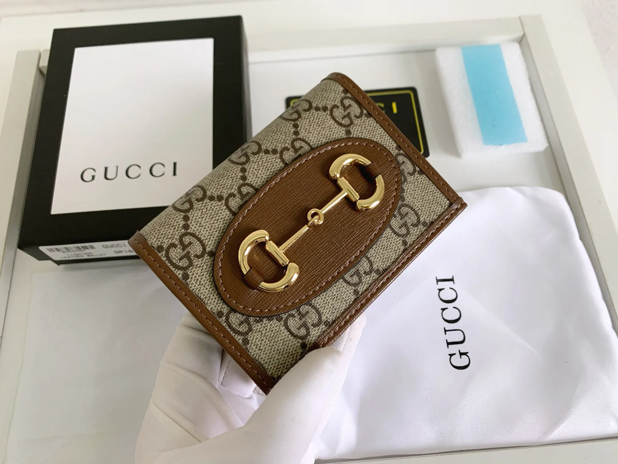 💰140 💎Top original version In the 2020 spring and summer series, the Gucci 1955 horsebit card holder made of GG Supreme high-grade artificial canvas and brown leather is newly launched. This series adopts the same double-ring and long strip design as the handbags. This detail is inspired by the brand’s equestrian roots. It is one of Gucci’s classic heritage and one of the brand’s most representative symbolic elements. Model: 621887. Size: 11.5x8.5x3.