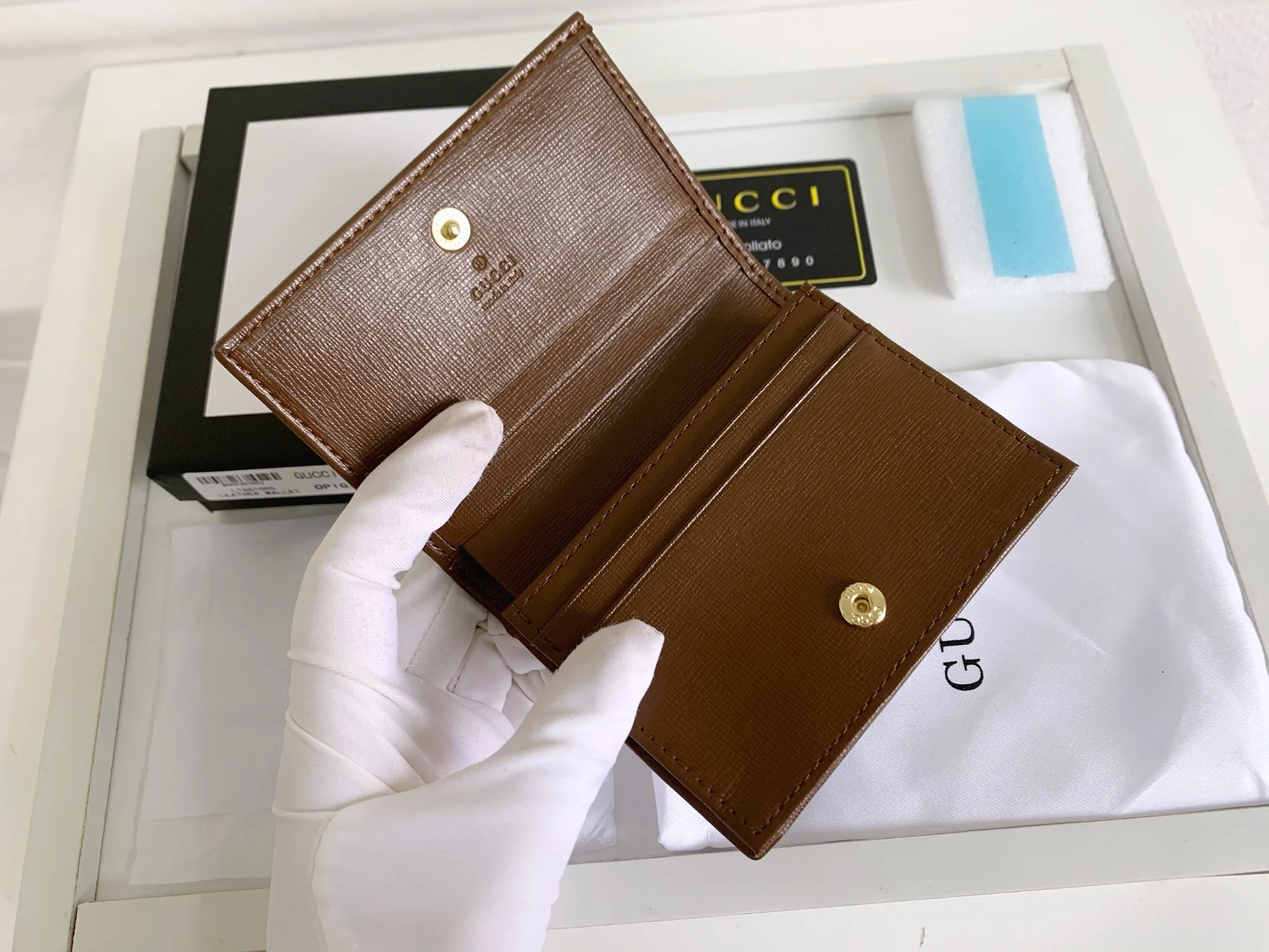 💰140 💎Top original version In the 2020 spring and summer series, the Gucci 1955 horsebit card holder made of GG Supreme high-grade artificial canvas and brown leather is newly launched. This series adopts the same double-ring and long strip design as the handbags. This detail is inspired by the brand’s equestrian roots. It is one of Gucci’s classic heritage and one of the brand’s most representative symbolic elements. Model: 621887. Size: 11.5x8.5x3.