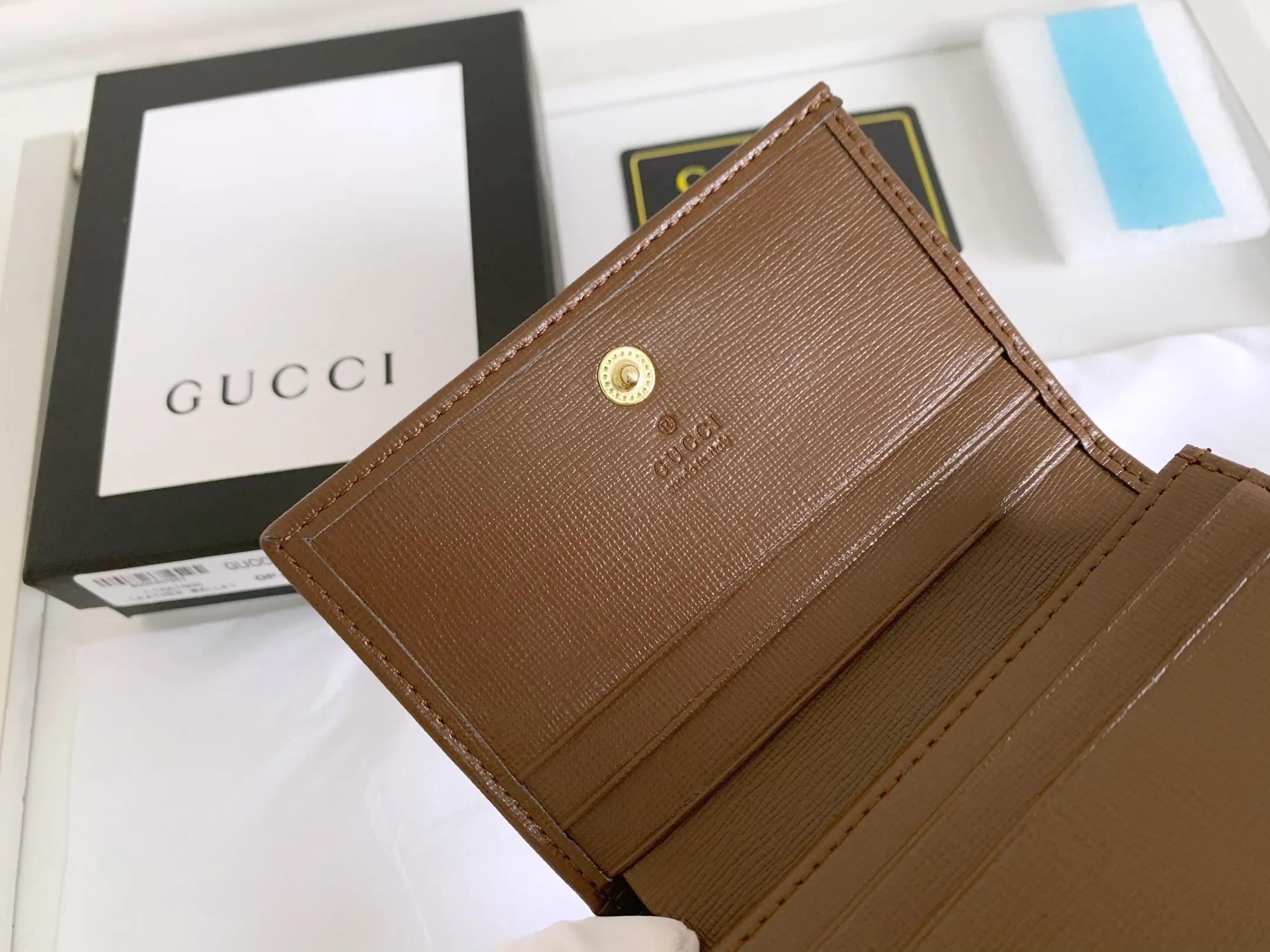 💰140 💎Top original version In the 2020 spring and summer series, the Gucci 1955 horsebit card holder made of GG Supreme high-grade artificial canvas and brown leather is newly launched. This series adopts the same double-ring and long strip design as the handbags. This detail is inspired by the brand’s equestrian roots. It is one of Gucci’s classic heritage and one of the brand’s most representative symbolic elements. Model: 621887. Size: 11.5x8.5x3.