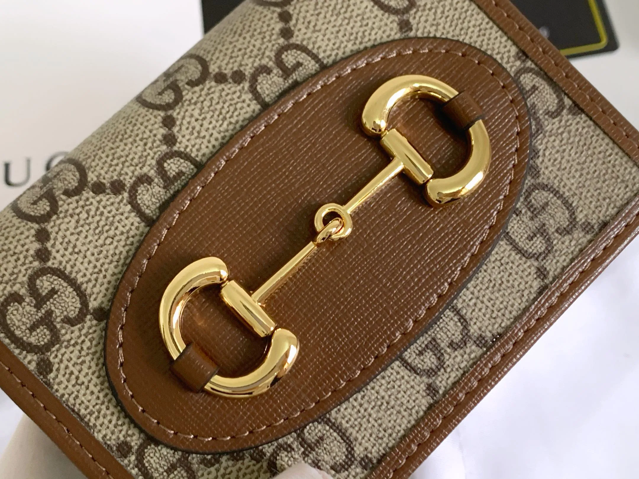 💰140 💎Top original version In the 2020 spring and summer series, the Gucci 1955 horsebit card holder made of GG Supreme high-grade artificial canvas and brown leather is newly launched. This series adopts the same double-ring and long strip design as the handbags. This detail is inspired by the brand’s equestrian roots. It is one of Gucci’s classic heritage and one of the brand’s most representative symbolic elements. Model: 621887. Size: 11.5x8.5x3.