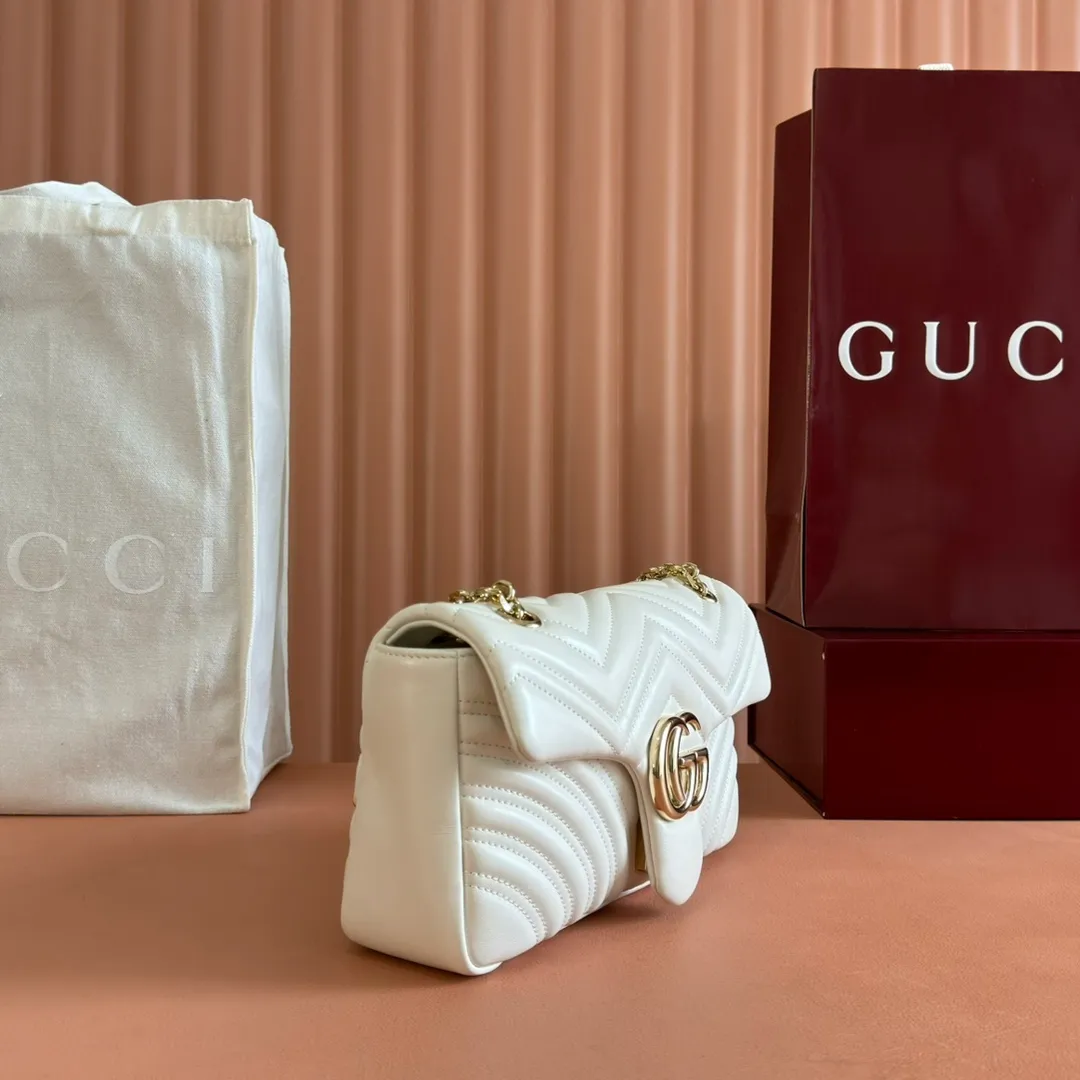 p1360💋💋💋【Full set of packaging at the counter】Imported original sheepskin pure copper hardware brand's iconic GG Marmont series is ingeniously integrated with double G styling accessories and faceted chain straps, and soft leather is selected to create a soft-lined bag shape. Simple and neat back pockets make medium and large bags more practical. Black V-shaped Matelassé sheepskin Light gold-tone hardware Gucci ankara red viscose lining Double G Interior: One zipped pocket External: One open pocket Sliding chain strap that can be used as a shoulder strap (56 cm high) Spring-buckle flap Ident: 837267. Dimensions: 26 cm (width) x 15 cm (height) x 7 cm (depth) Weight: approximately 0.65 kg Color: white full leather/original leather. Made in Italy