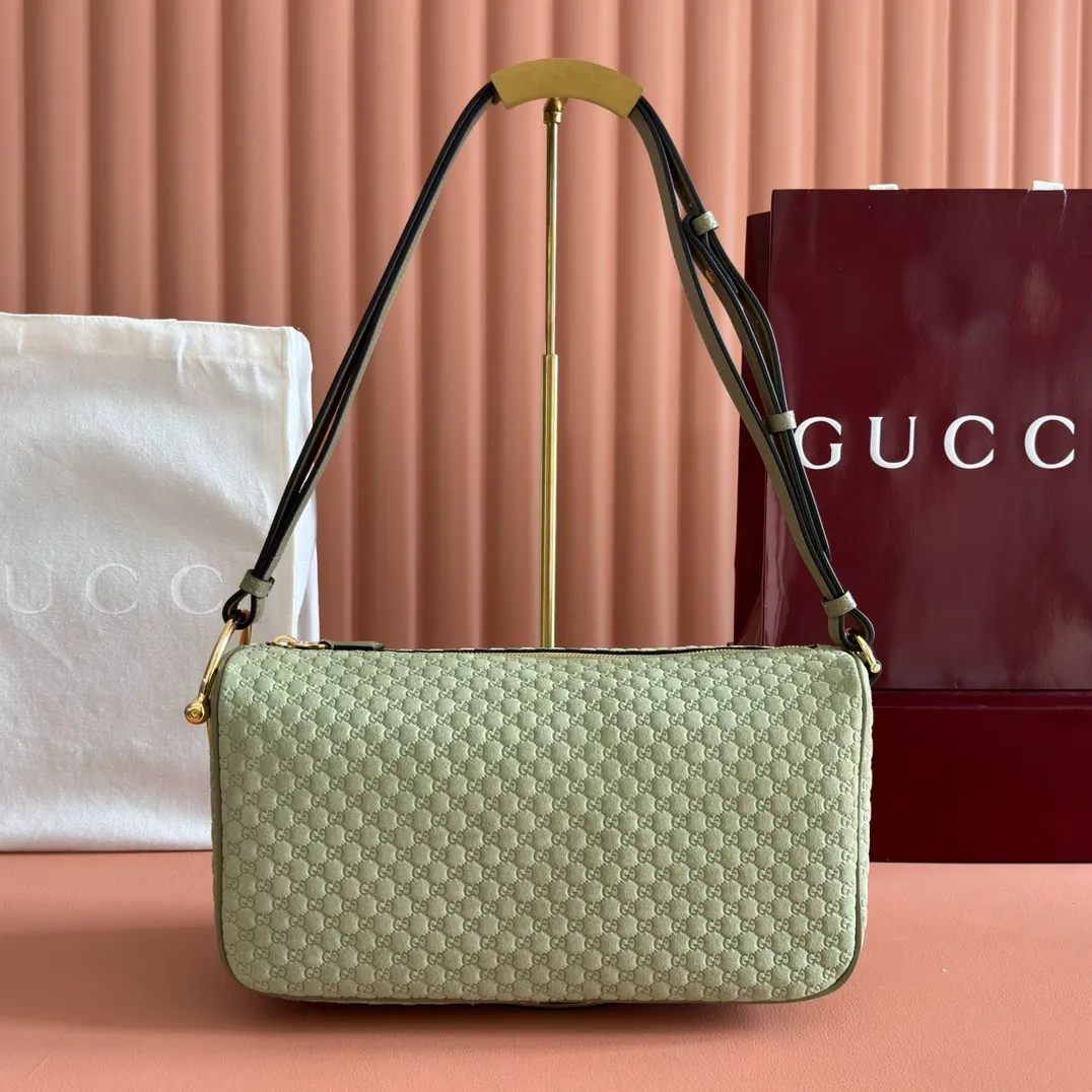 p1260. 💋💋💋【With full set of original counter packaging】The Gucci Half Horsebit series is re-presented, reinterpreting one of the brand's most iconic elements in a modern style. The collection cleverly combines relaxed silhouettes with the iconic half-horsebit hardware, which gives rise to its name. Yellow GG printed embossed suede Gold-tone hardware Brown cotton and linen blend lining Half horsebit closure Interior: One open pocket Adjustable leather shoulder strap (height: 32cm - 34cm; length: 66cm - 73cm) Zip closure Ident number: 860787. Dimensions: 31.5cm (width) x 17cm (height) x 12cm (depth) Weight: approx. 0.7kg Color: Green velvet pressed.