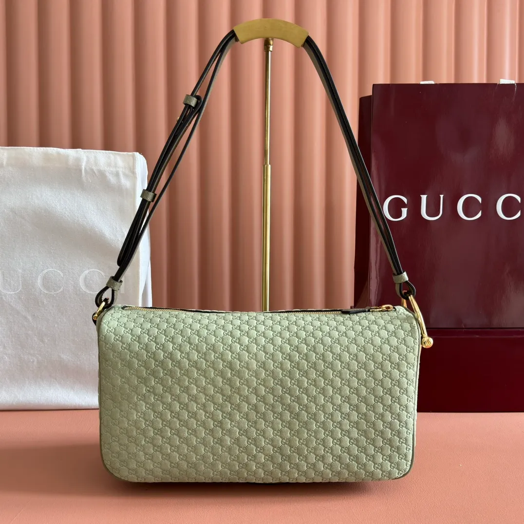 p1260. 💋💋💋【With full set of original counter packaging】The Gucci Half Horsebit series is re-presented, reinterpreting one of the brand's most iconic elements in a modern style. The collection cleverly combines relaxed silhouettes with the iconic half-horsebit hardware, which gives rise to its name. Yellow GG printed embossed suede Gold-tone hardware Brown cotton and linen blend lining Half horsebit closure Interior: One open pocket Adjustable leather shoulder strap (height: 32cm - 34cm; length: 66cm - 73cm) Zip closure Ident number: 860787. Dimensions: 31.5cm (width) x 17cm (height) x 12cm (depth) Weight: approx. 0.7kg Color: Green velvet pressed.