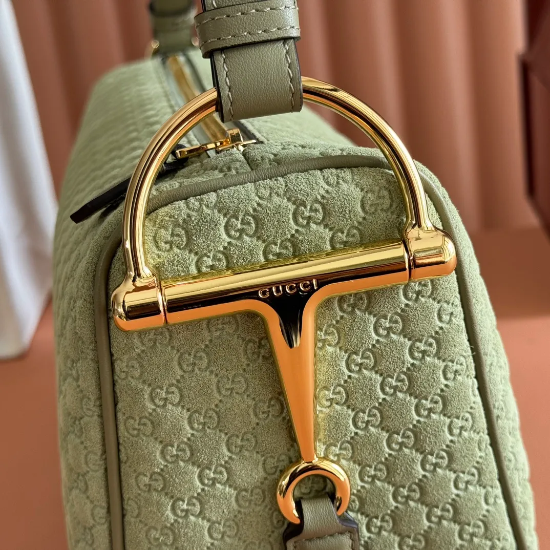 p1260. 💋💋💋【With full set of original counter packaging】The Gucci Half Horsebit series is re-presented, reinterpreting one of the brand's most iconic elements in a modern style. The collection cleverly combines relaxed silhouettes with the iconic half-horsebit hardware, which gives rise to its name. Yellow GG printed embossed suede Gold-tone hardware Brown cotton and linen blend lining Half horsebit closure Interior: One open pocket Adjustable leather shoulder strap (height: 32cm - 34cm; length: 66cm - 73cm) Zip closure Ident number: 860787. Dimensions: 31.5cm (width) x 17cm (height) x 12cm (depth) Weight: approx. 0.7kg Color: Green velvet pressed.