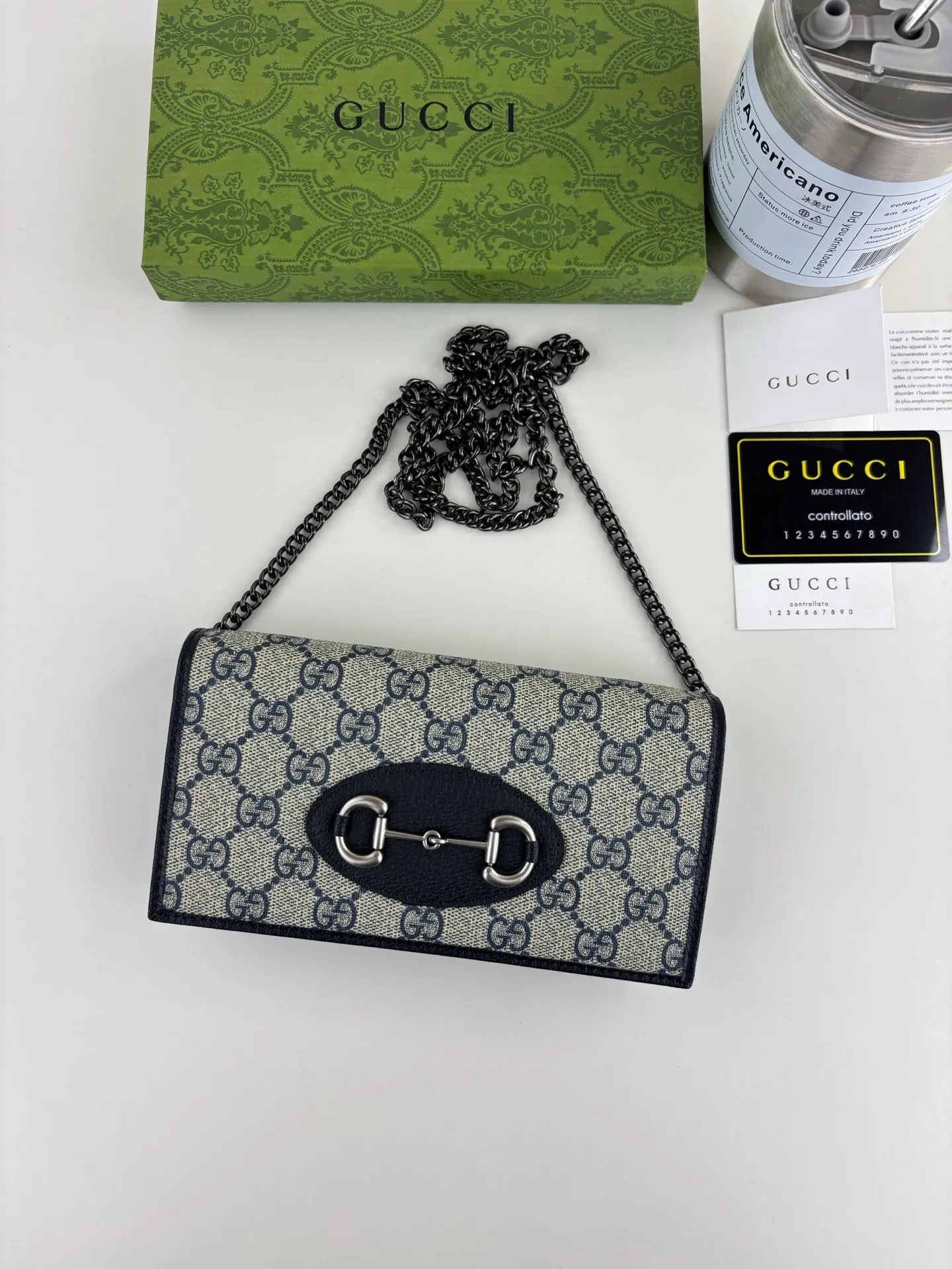 💰180 GUCCl Gucci has newly launched this 1955 horsebit card holder made of GG Supreme high-grade artificial canvas and brown leather. This series adopts the double ring and long strip design that are in the same line as the handbag. This detail is inspired by the brand’s equestrian roots. It is one of Gucci’s classic heritage and one of the brand’s most representative symbolic elements. Style number: 621892 Size: 19cm x 10cm x 3cm Color: blue