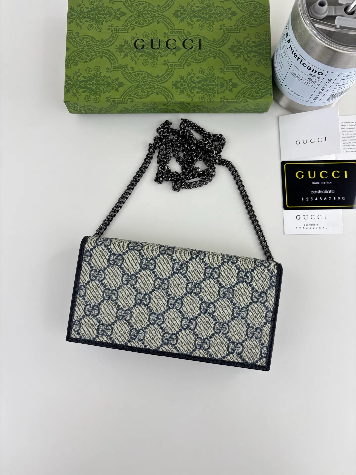 💰180 GUCCl Gucci has newly launched this 1955 horsebit card holder made of GG Supreme high-grade artificial canvas and brown leather. This series adopts the double ring and long strip design that are in the same line as the handbag. This detail is inspired by the brand’s equestrian roots. It is one of Gucci’s classic heritage and one of the brand’s most representative symbolic elements. Style number: 621892 Size: 19cm x 10cm x 3cm Color: blue