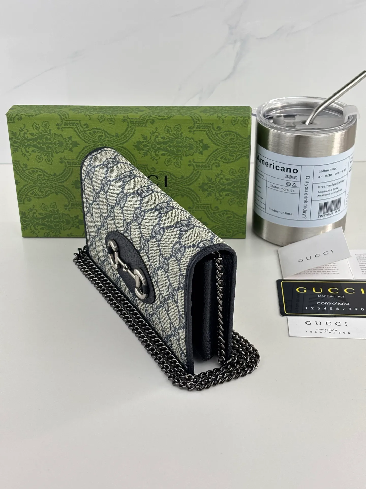 💰180 GUCCl Gucci has newly launched this 1955 horsebit card holder made of GG Supreme high-grade artificial canvas and brown leather. This series adopts the double ring and long strip design that are in the same line as the handbag. This detail is inspired by the brand’s equestrian roots. It is one of Gucci’s classic heritage and one of the brand’s most representative symbolic elements. Style number: 621892 Size: 19cm x 10cm x 3cm Color: blue