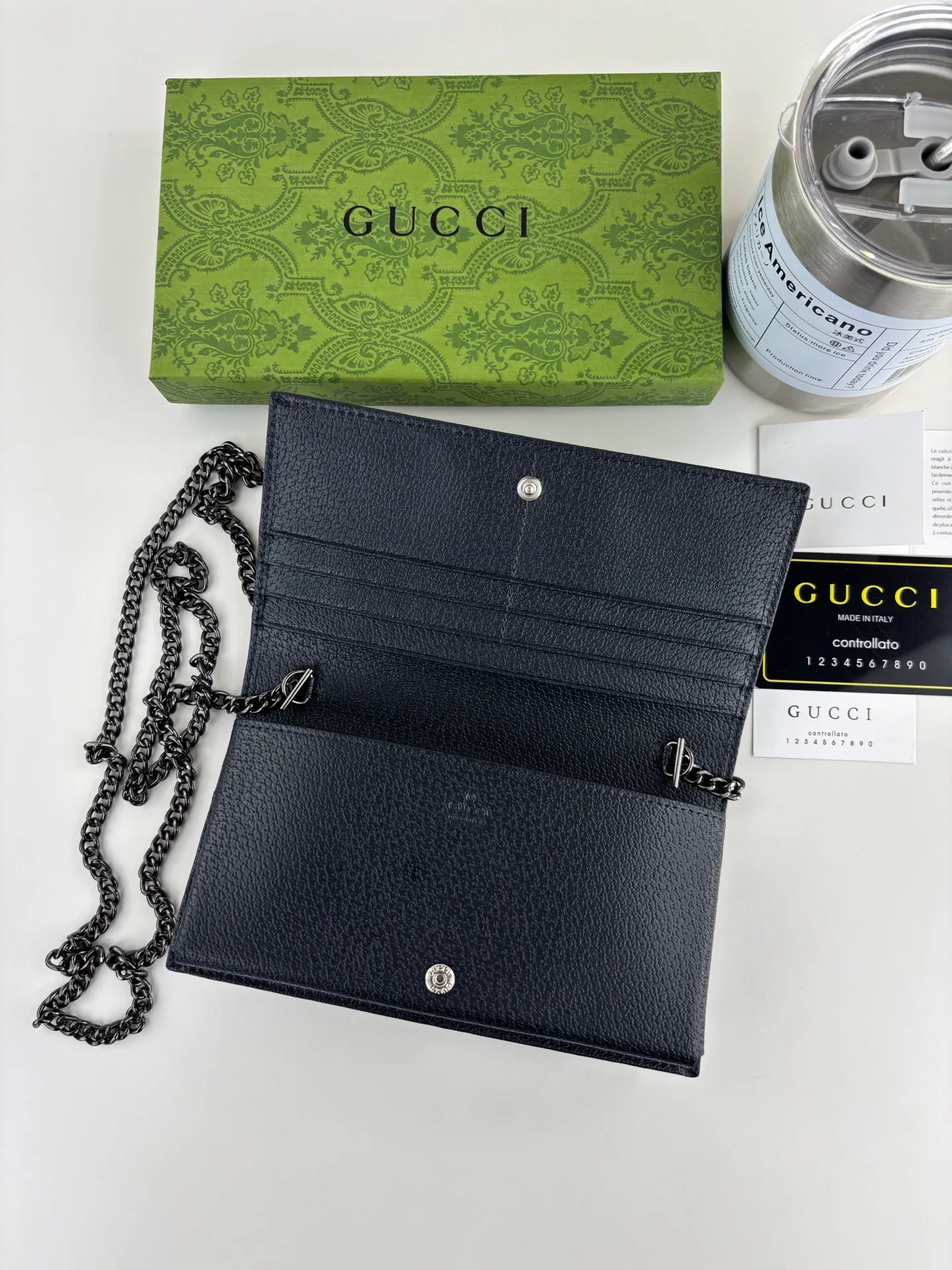 💰180 GUCCl Gucci has newly launched this 1955 horsebit card holder made of GG Supreme high-grade artificial canvas and brown leather. This series adopts the double ring and long strip design that are in the same line as the handbag. This detail is inspired by the brand’s equestrian roots. It is one of Gucci’s classic heritage and one of the brand’s most representative symbolic elements. Style number: 621892 Size: 19cm x 10cm x 3cm Color: blue