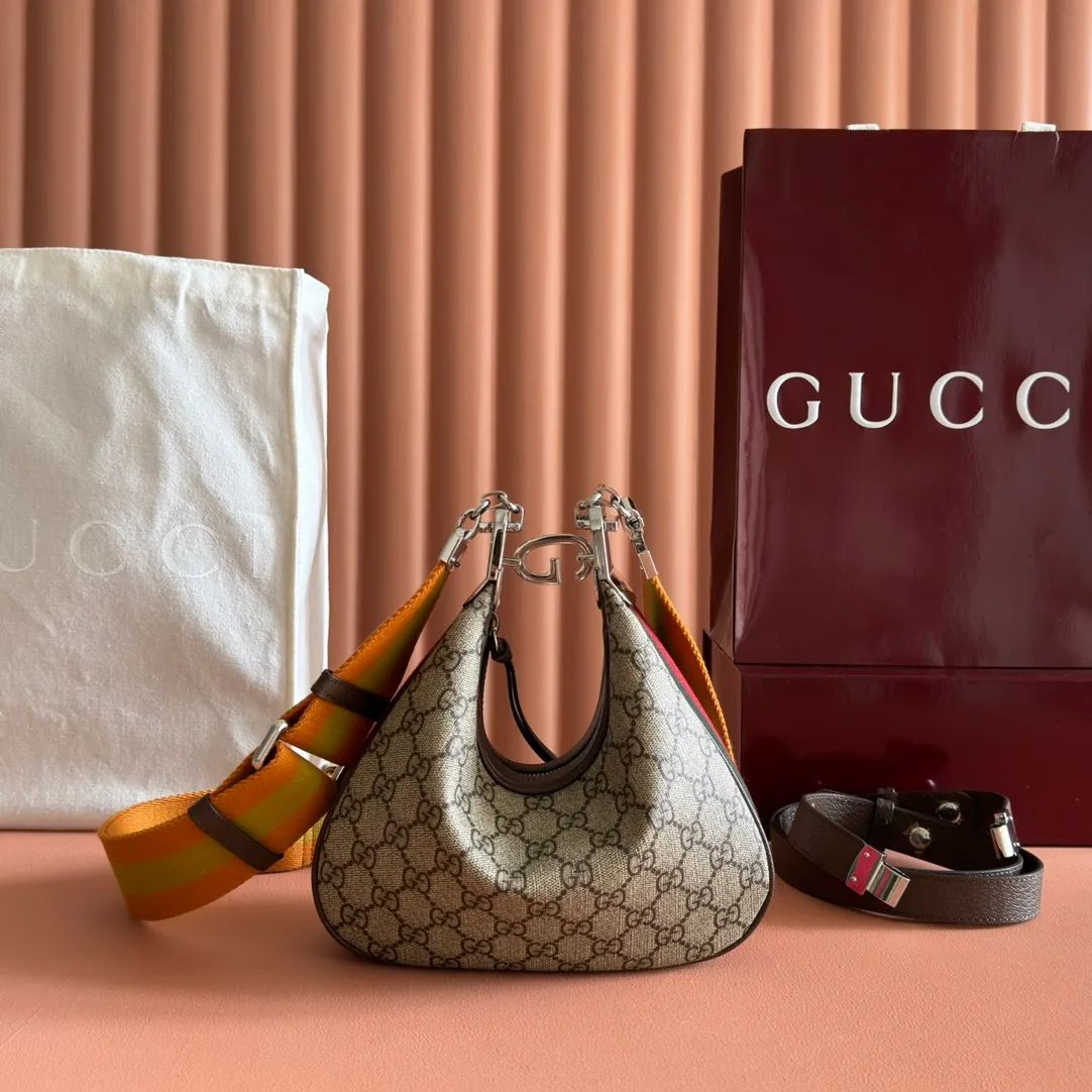 p1360. 📣📣📣【Original leather accessories🌈 Equipped with full counter packaging】🔥🔥Gucci Attache series small shoulder bag, model number 699409 The "Gucci March of Love" series reinterprets the brand's archive elements and pays tribute to the everlasting charm of Hollywood. This accessory features the instantly recognizable crescent shape, and the G-hook closure adds a unique design aesthetic. Classic accessories are combined with soft materials to interpret retro charm in a delicate and romantic way. This small style is crafted from beige and ebony GG Supreme canvas and trimmed with brown leather trim. Hide details Beige and ebony GG Supreme canvas Brown leather trim Palladium tone hardware Red and green web Cotton and linen lining Additional leather strap Removable web strap (45cm high) G-hook fastening with zip 23cm (W) x 22cm (H) x 5cm (D) Made in Italy