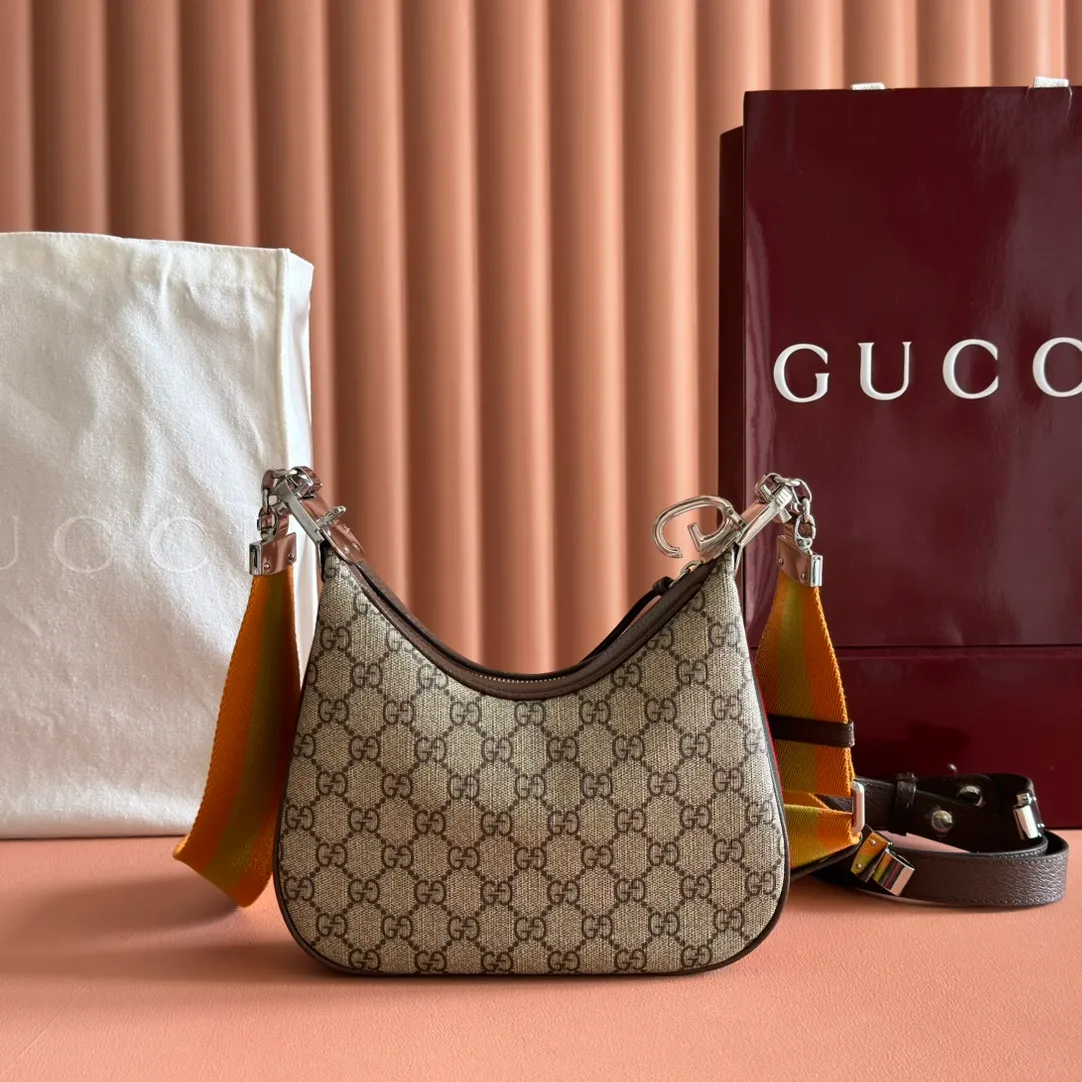 p1360. 📣📣📣【Original leather accessories🌈 Equipped with full counter packaging】🔥🔥Gucci Attache series small shoulder bag, model number 699409 The "Gucci March of Love" series reinterprets the brand's archive elements and pays tribute to the everlasting charm of Hollywood. This accessory features the instantly recognizable crescent shape, and the G-hook closure adds a unique design aesthetic. Classic accessories are combined with soft materials to interpret retro charm in a delicate and romantic way. This small style is crafted from beige and ebony GG Supreme canvas and trimmed with brown leather trim. Hide details Beige and ebony GG Supreme canvas Brown leather trim Palladium tone hardware Red and green web Cotton and linen lining Additional leather strap Removable web strap (45cm high) G-hook fastening with zip 23cm (W) x 22cm (H) x 5cm (D) Made in Italy
