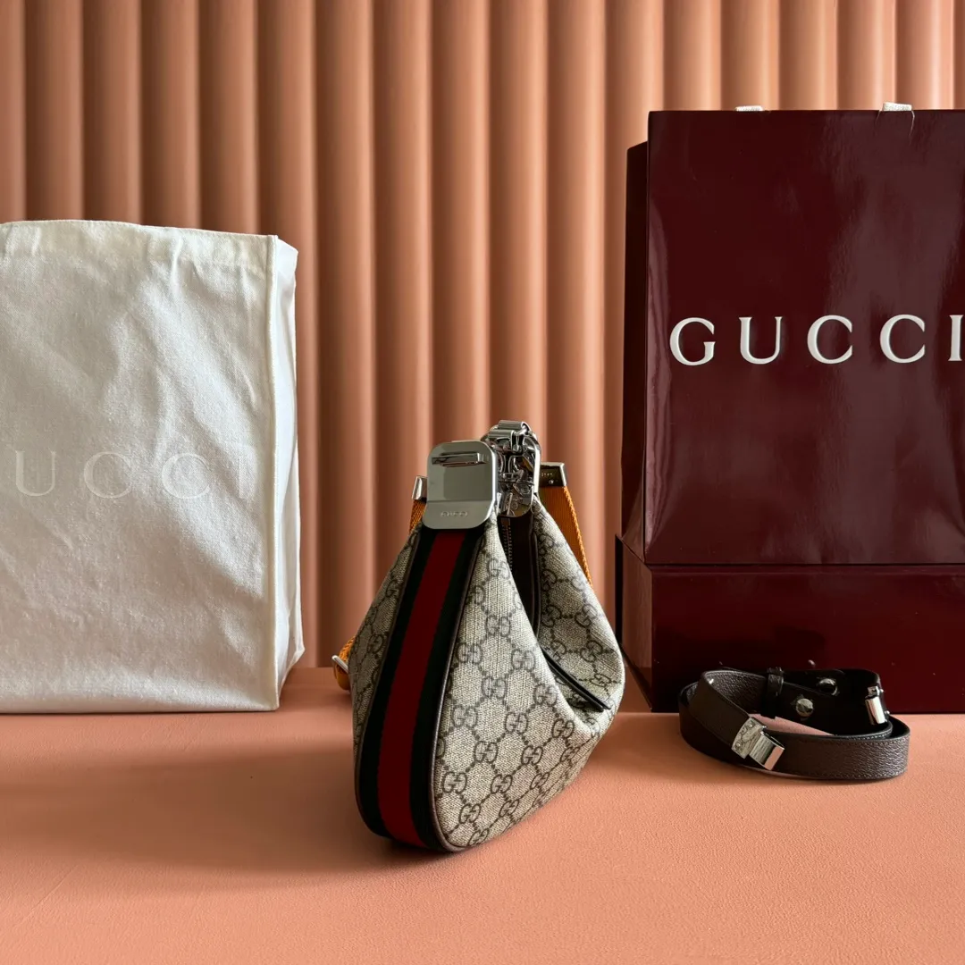 p1360. 📣📣📣【Original leather accessories🌈 Equipped with full counter packaging】🔥🔥Gucci Attache series small shoulder bag, model number 699409 The "Gucci March of Love" series reinterprets the brand's archive elements and pays tribute to the everlasting charm of Hollywood. This accessory features the instantly recognizable crescent shape, and the G-hook closure adds a unique design aesthetic. Classic accessories are combined with soft materials to interpret retro charm in a delicate and romantic way. This small style is crafted from beige and ebony GG Supreme canvas and trimmed with brown leather trim. Hide details Beige and ebony GG Supreme canvas Brown leather trim Palladium tone hardware Red and green web Cotton and linen lining Additional leather strap Removable web strap (45cm high) G-hook fastening with zip 23cm (W) x 22cm (H) x 5cm (D) Made in Italy