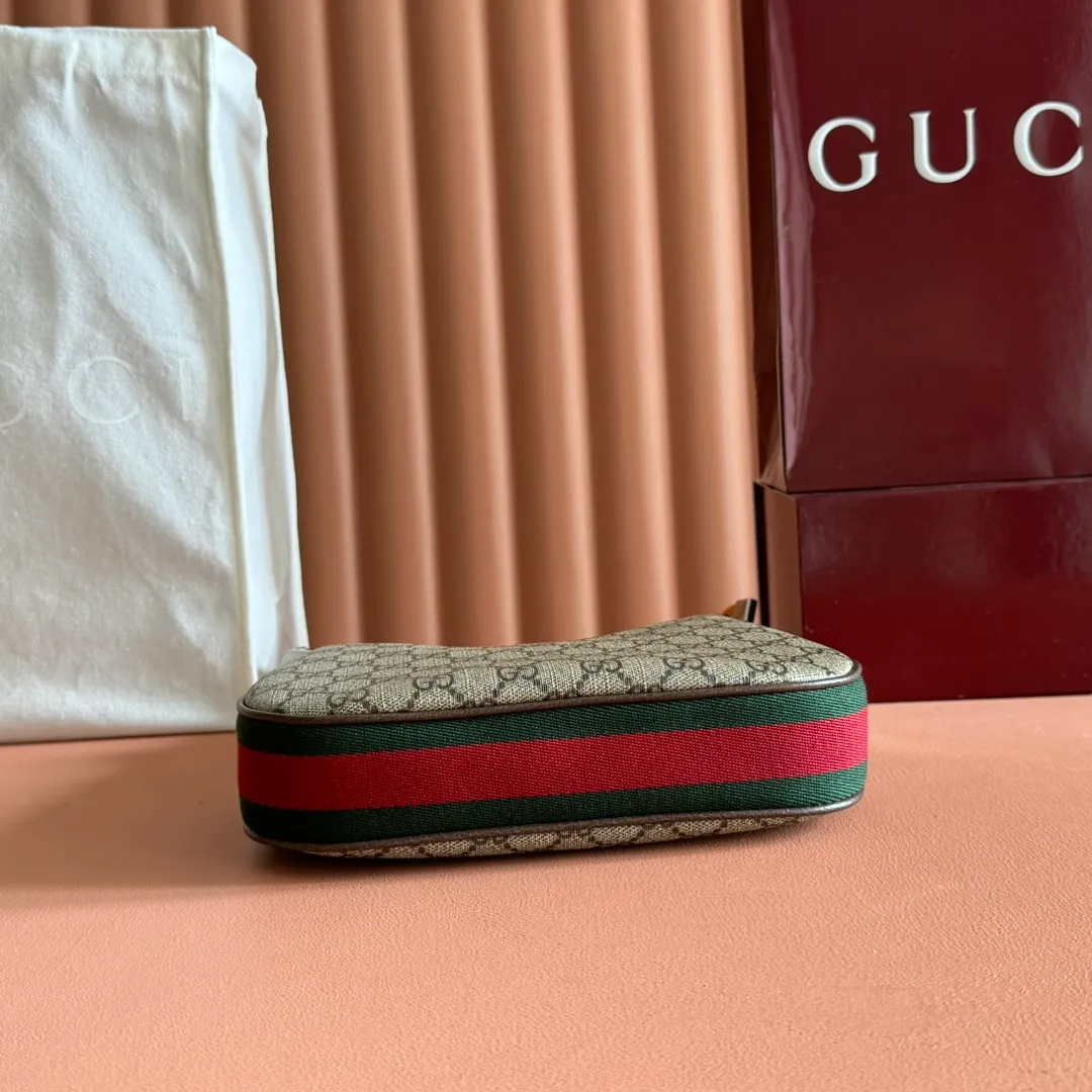 p1360. 📣📣📣【Original leather accessories🌈 Equipped with full counter packaging】🔥🔥Gucci Attache series small shoulder bag, model number 699409 The "Gucci March of Love" series reinterprets the brand's archive elements and pays tribute to the everlasting charm of Hollywood. This accessory features the instantly recognizable crescent shape, and the G-hook closure adds a unique design aesthetic. Classic accessories are combined with soft materials to interpret retro charm in a delicate and romantic way. This small style is crafted from beige and ebony GG Supreme canvas and trimmed with brown leather trim. Hide details Beige and ebony GG Supreme canvas Brown leather trim Palladium tone hardware Red and green web Cotton and linen lining Additional leather strap Removable web strap (45cm high) G-hook fastening with zip 23cm (W) x 22cm (H) x 5cm (D) Made in Italy
