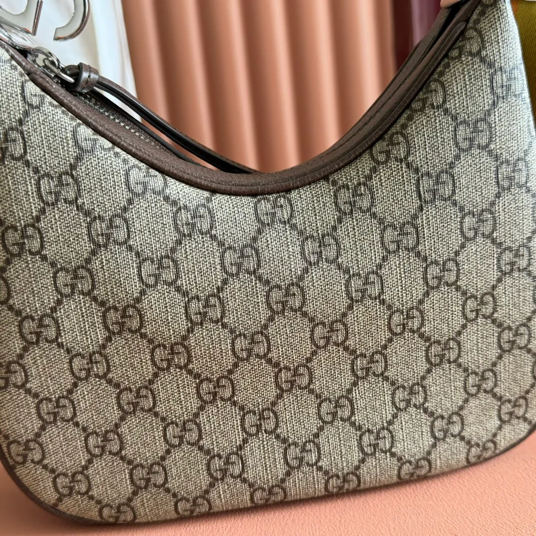 p1360. 📣📣📣【Original leather accessories🌈 Equipped with full counter packaging】🔥🔥Gucci Attache series small shoulder bag, model number 699409 The "Gucci March of Love" series reinterprets the brand's archive elements and pays tribute to the everlasting charm of Hollywood. This accessory features the instantly recognizable crescent shape, and the G-hook closure adds a unique design aesthetic. Classic accessories are combined with soft materials to interpret retro charm in a delicate and romantic way. This small style is crafted from beige and ebony GG Supreme canvas and trimmed with brown leather trim. Hide details Beige and ebony GG Supreme canvas Brown leather trim Palladium tone hardware Red and green web Cotton and linen lining Additional leather strap Removable web strap (45cm high) G-hook fastening with zip 23cm (W) x 22cm (H) x 5cm (D) Made in Italy