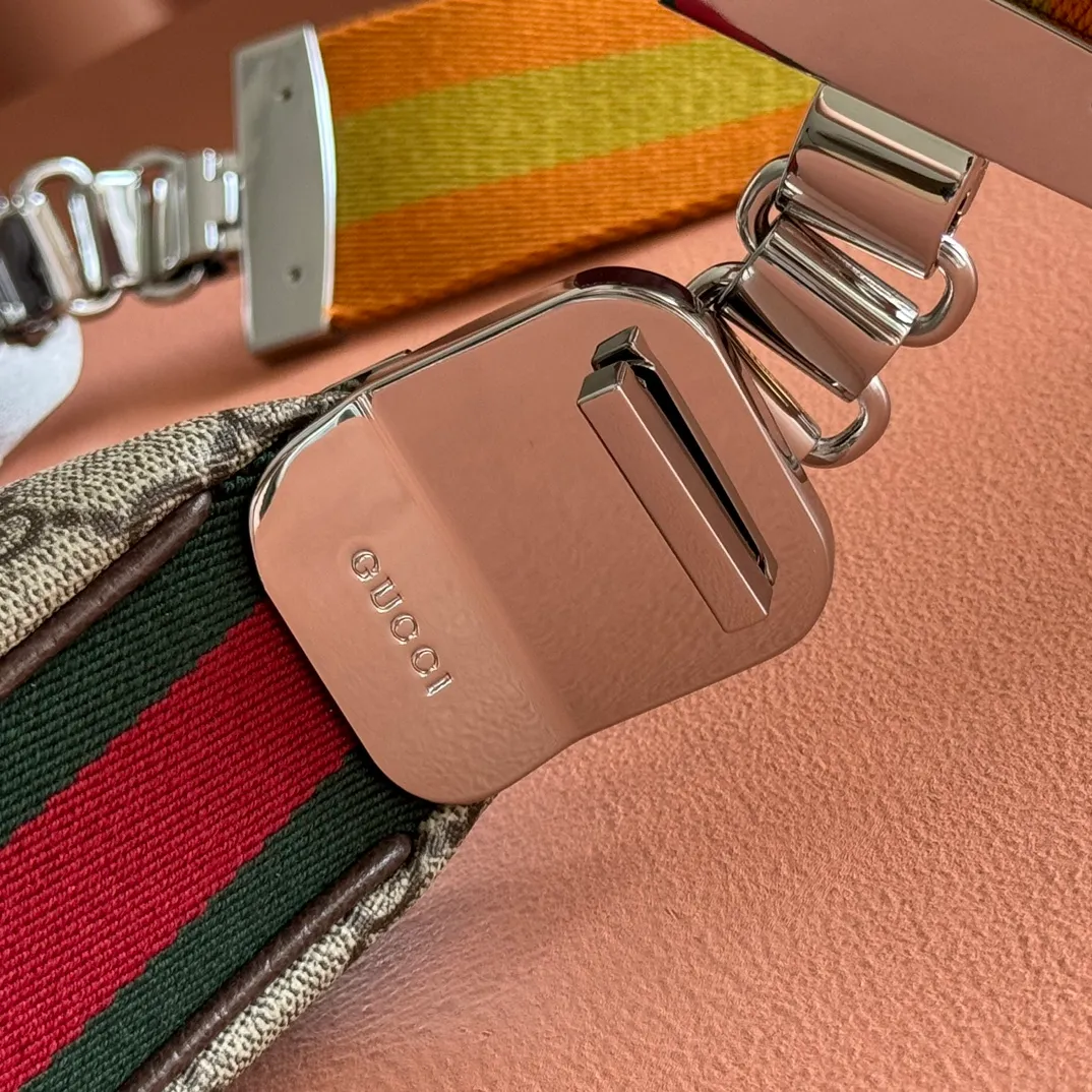 p1360. 📣📣📣【Original leather accessories🌈 Equipped with full counter packaging】🔥🔥Gucci Attache series small shoulder bag, model number 699409 The "Gucci March of Love" series reinterprets the brand's archive elements and pays tribute to the everlasting charm of Hollywood. This accessory features the instantly recognizable crescent shape, and the G-hook closure adds a unique design aesthetic. Classic accessories are combined with soft materials to interpret retro charm in a delicate and romantic way. This small style is crafted from beige and ebony GG Supreme canvas and trimmed with brown leather trim. Hide details Beige and ebony GG Supreme canvas Brown leather trim Palladium tone hardware Red and green web Cotton and linen lining Additional leather strap Removable web strap (45cm high) G-hook fastening with zip 23cm (W) x 22cm (H) x 5cm (D) Made in Italy