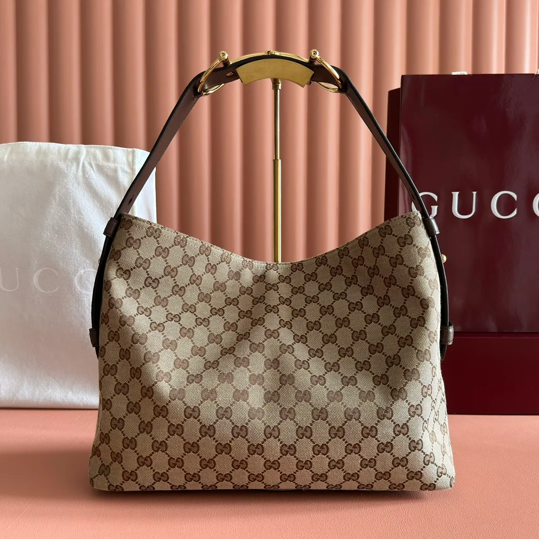 p1240. 💋💋💋 Anti-pattern oil edges [with full set of original counter packaging] 2025 autumn and winter series, Gucci Beatrix series handbags adopt a casual silhouette, and the shoulder straps are decorated with iconic horsebit details to further enhance the fashion sense. Gold-toned accessories add to the sophisticated elegance of the design, and an interior zippered pocket keeps your belongings securely stored. Combining elegance and functionality, it easily accommodates daily essentials. Black soft glossy calfskin. Gold-tone hardware. Black cotton and linen blend lining. Horsebit detail on shoulder strap. Interior: Zip pocket. Shoulder strap: 21 cm high; 85 cm long. Ident: 850926. Dimensions: 35cm (width) x 27.5cm (height) x 11cm (depth) Weight: approx. 0.7kg Colour: Brown Made in Italy