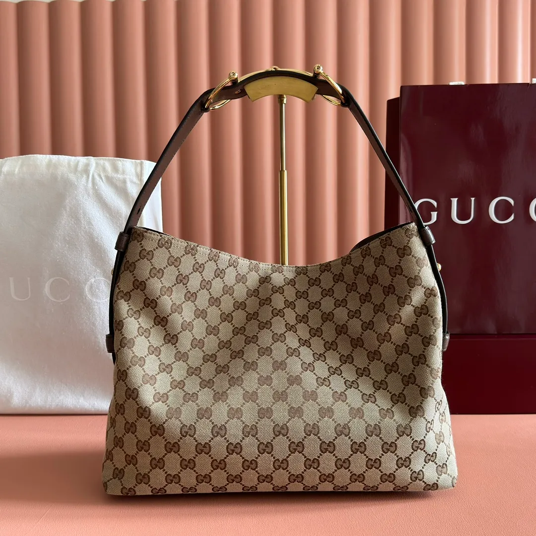 p1240. 💋💋💋 Anti-pattern oil edges [with full set of original counter packaging] 2025 autumn and winter series, Gucci Beatrix series handbags adopt a casual silhouette, and the shoulder straps are decorated with iconic horsebit details to further enhance the fashion sense. Gold-toned accessories add to the sophisticated elegance of the design, and an interior zippered pocket keeps your belongings securely stored. Combining elegance and functionality, it easily accommodates daily essentials. Black soft glossy calfskin. Gold-tone hardware. Black cotton and linen blend lining. Horsebit detail on shoulder strap. Interior: Zip pocket. Shoulder strap: 21 cm high; 85 cm long. Ident: 850926. Dimensions: 35cm (width) x 27.5cm (height) x 11cm (depth) Weight: approx. 0.7kg Colour: Brown Made in Italy