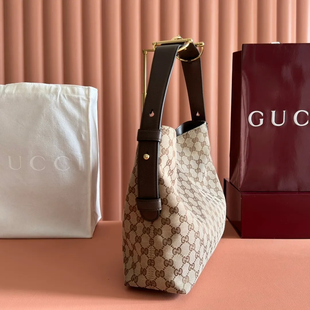 p1240. 💋💋💋 Anti-pattern oil edges [with full set of original counter packaging] 2025 autumn and winter series, Gucci Beatrix series handbags adopt a casual silhouette, and the shoulder straps are decorated with iconic horsebit details to further enhance the fashion sense. Gold-toned accessories add to the sophisticated elegance of the design, and an interior zippered pocket keeps your belongings securely stored. Combining elegance and functionality, it easily accommodates daily essentials. Black soft glossy calfskin. Gold-tone hardware. Black cotton and linen blend lining. Horsebit detail on shoulder strap. Interior: Zip pocket. Shoulder strap: 21 cm high; 85 cm long. Ident: 850926. Dimensions: 35cm (width) x 27.5cm (height) x 11cm (depth) Weight: approx. 0.7kg Colour: Brown Made in Italy