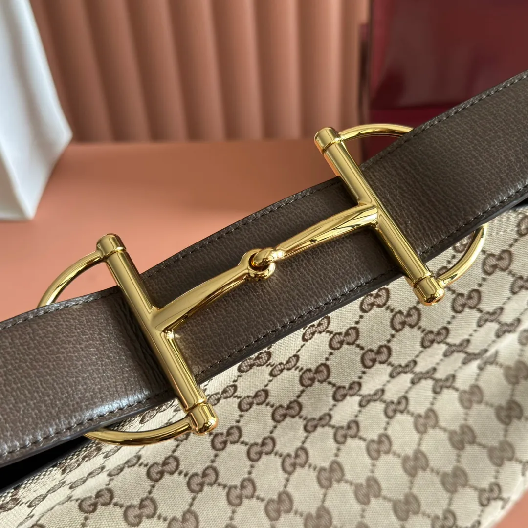 p1240. 💋💋💋 Anti-pattern oil edges [with full set of original counter packaging] 2025 autumn and winter series, Gucci Beatrix series handbags adopt a casual silhouette, and the shoulder straps are decorated with iconic horsebit details to further enhance the fashion sense. Gold-toned accessories add to the sophisticated elegance of the design, and an interior zippered pocket keeps your belongings securely stored. Combining elegance and functionality, it easily accommodates daily essentials. Black soft glossy calfskin. Gold-tone hardware. Black cotton and linen blend lining. Horsebit detail on shoulder strap. Interior: Zip pocket. Shoulder strap: 21 cm high; 85 cm long. Ident: 850926. Dimensions: 35cm (width) x 27.5cm (height) x 11cm (depth) Weight: approx. 0.7kg Colour: Brown Made in Italy