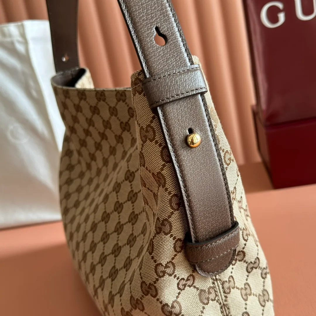 p1240. 💋💋💋 Anti-pattern oil edges [with full set of original counter packaging] 2025 autumn and winter series, Gucci Beatrix series handbags adopt a casual silhouette, and the shoulder straps are decorated with iconic horsebit details to further enhance the fashion sense. Gold-toned accessories add to the sophisticated elegance of the design, and an interior zippered pocket keeps your belongings securely stored. Combining elegance and functionality, it easily accommodates daily essentials. Black soft glossy calfskin. Gold-tone hardware. Black cotton and linen blend lining. Horsebit detail on shoulder strap. Interior: Zip pocket. Shoulder strap: 21 cm high; 85 cm long. Ident: 850926. Dimensions: 35cm (width) x 27.5cm (height) x 11cm (depth) Weight: approx. 0.7kg Colour: Brown Made in Italy